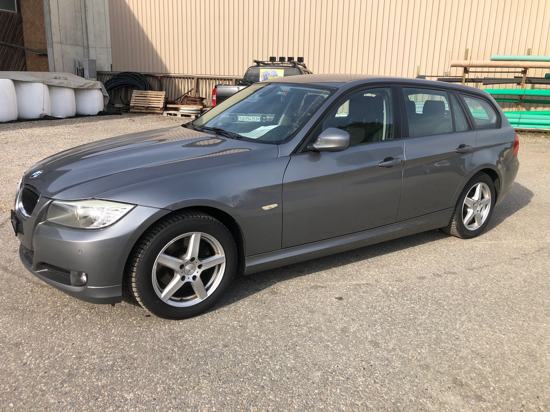 BMW 320i Touring Dynamic Edition-image-2