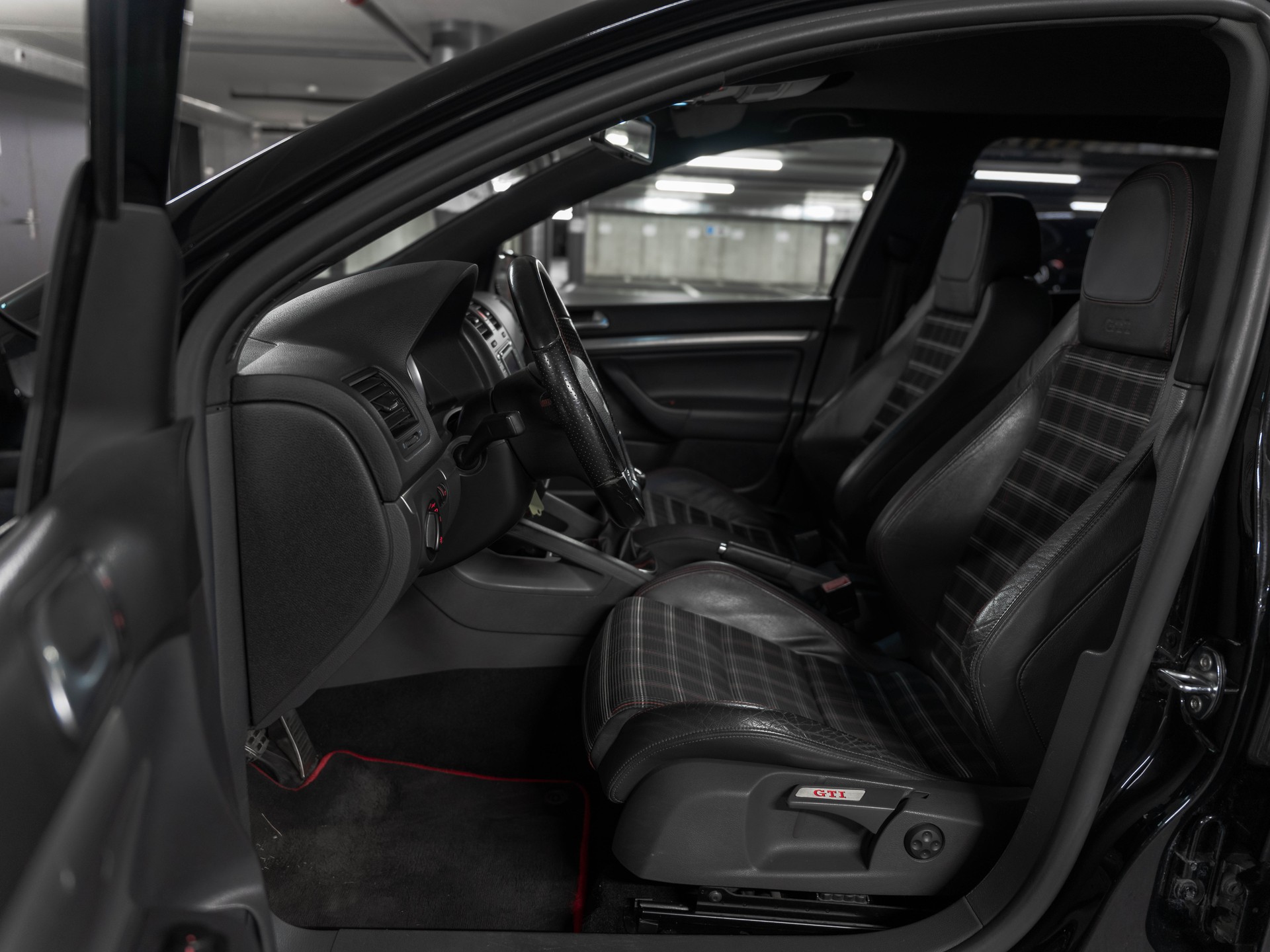 VW Golf 2.0 TFSI GTI Edition 30-image-27