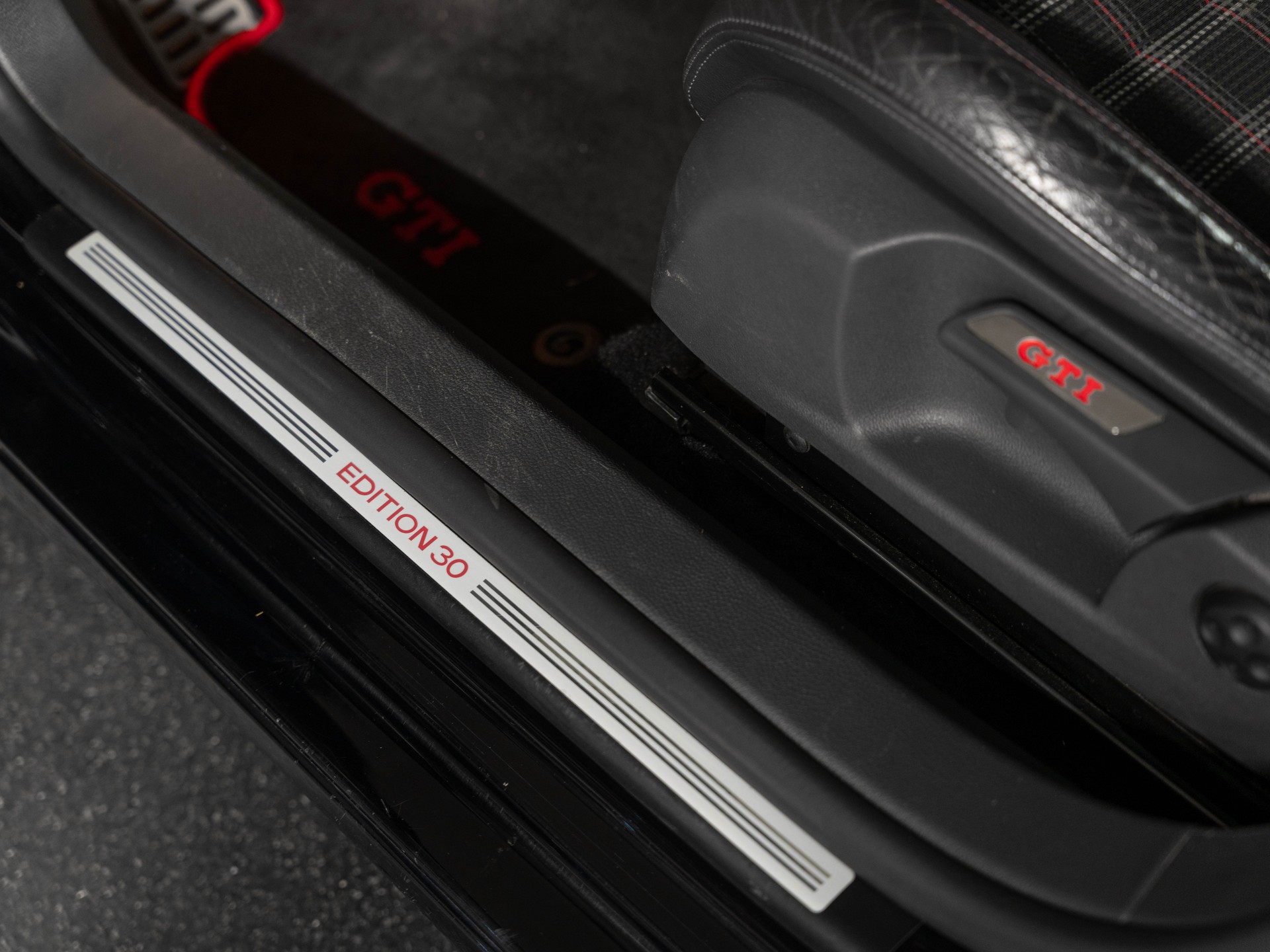 VW Golf 2.0 TFSI GTI Edition 30-image-24