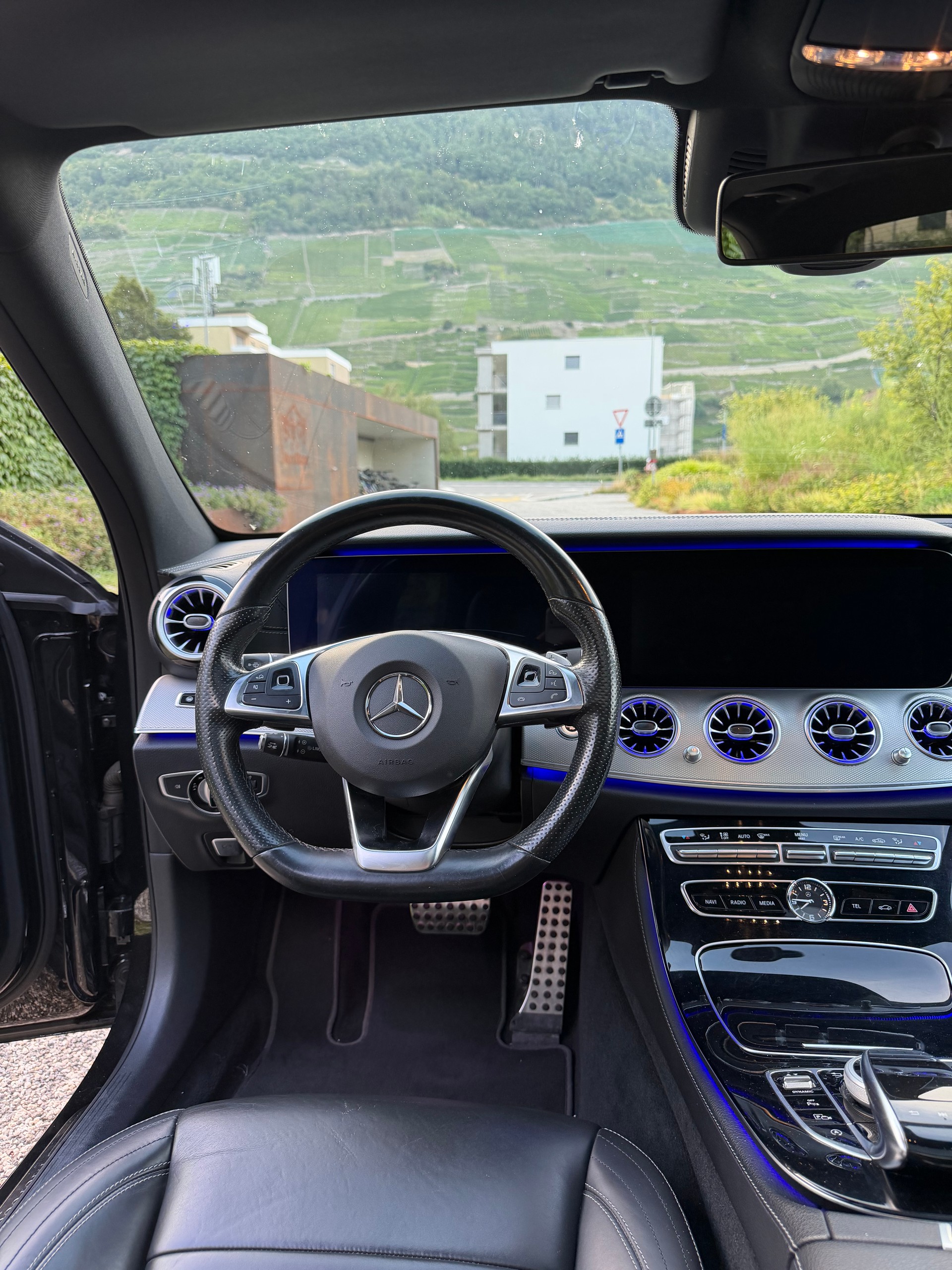 MERCEDES-BENZ E 220 d AMG Line-image-4