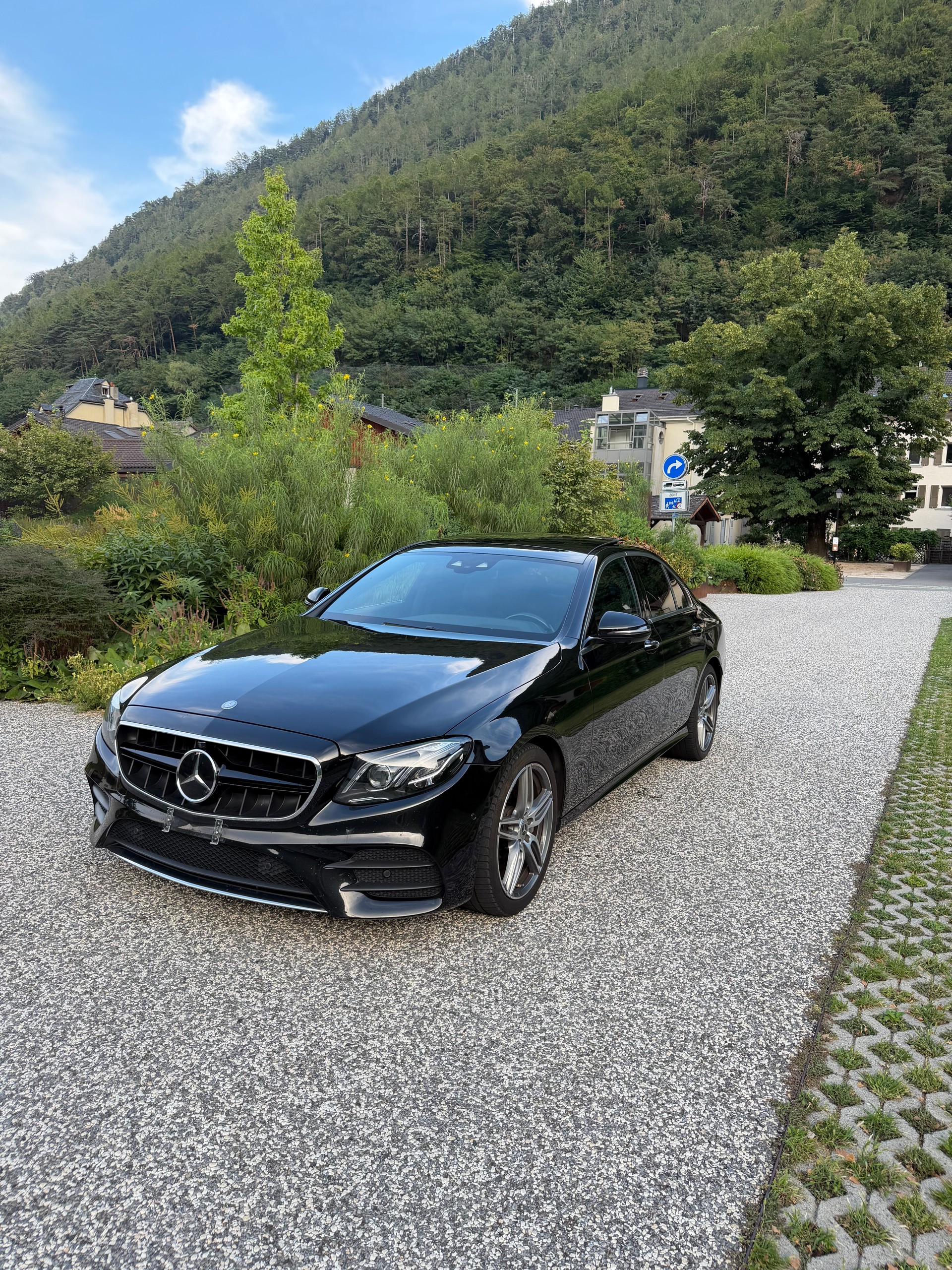 MERCEDES-BENZ E 220 d AMG Line-image-0