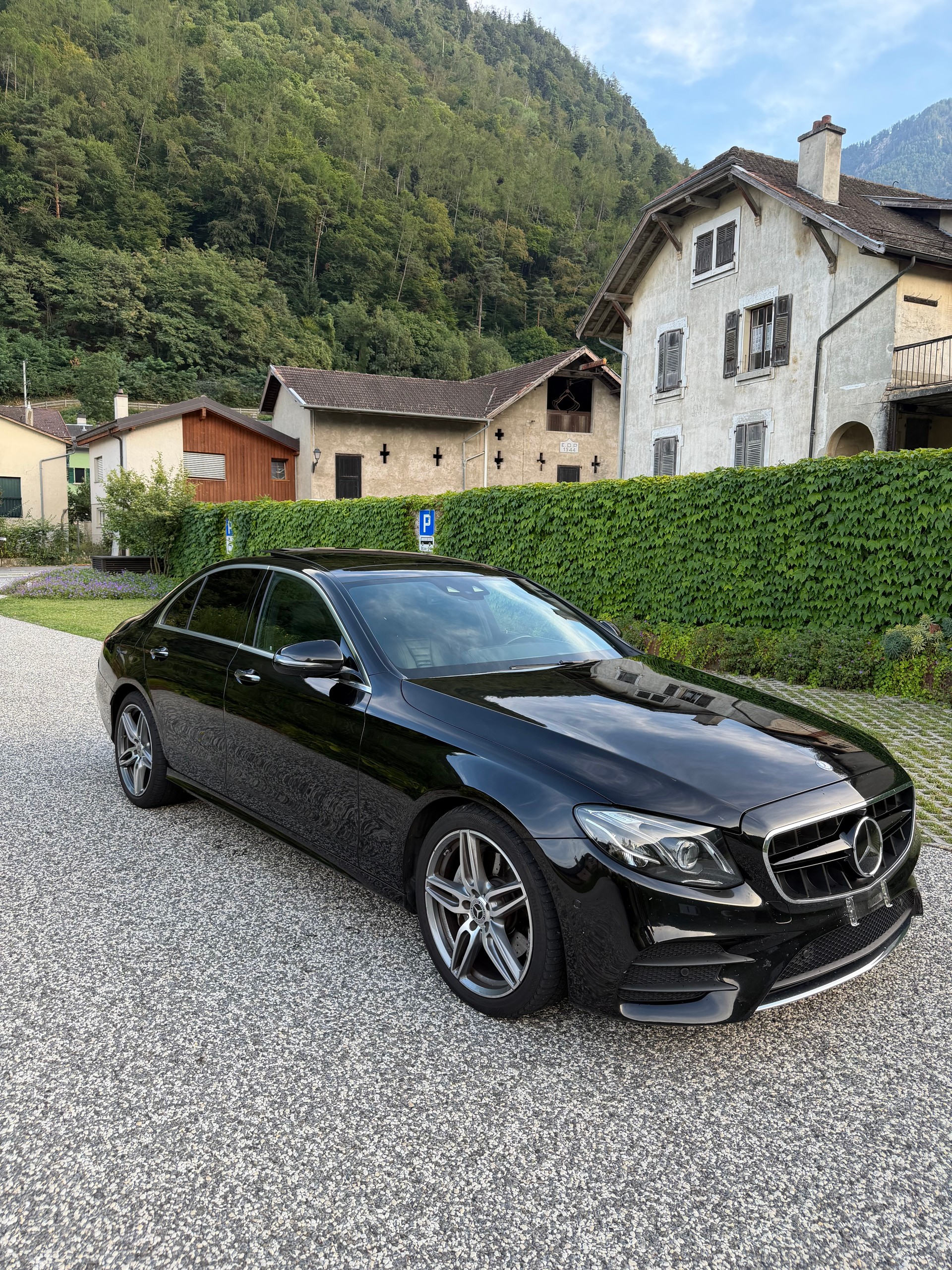 MERCEDES-BENZ E 220 d AMG Line-image-1