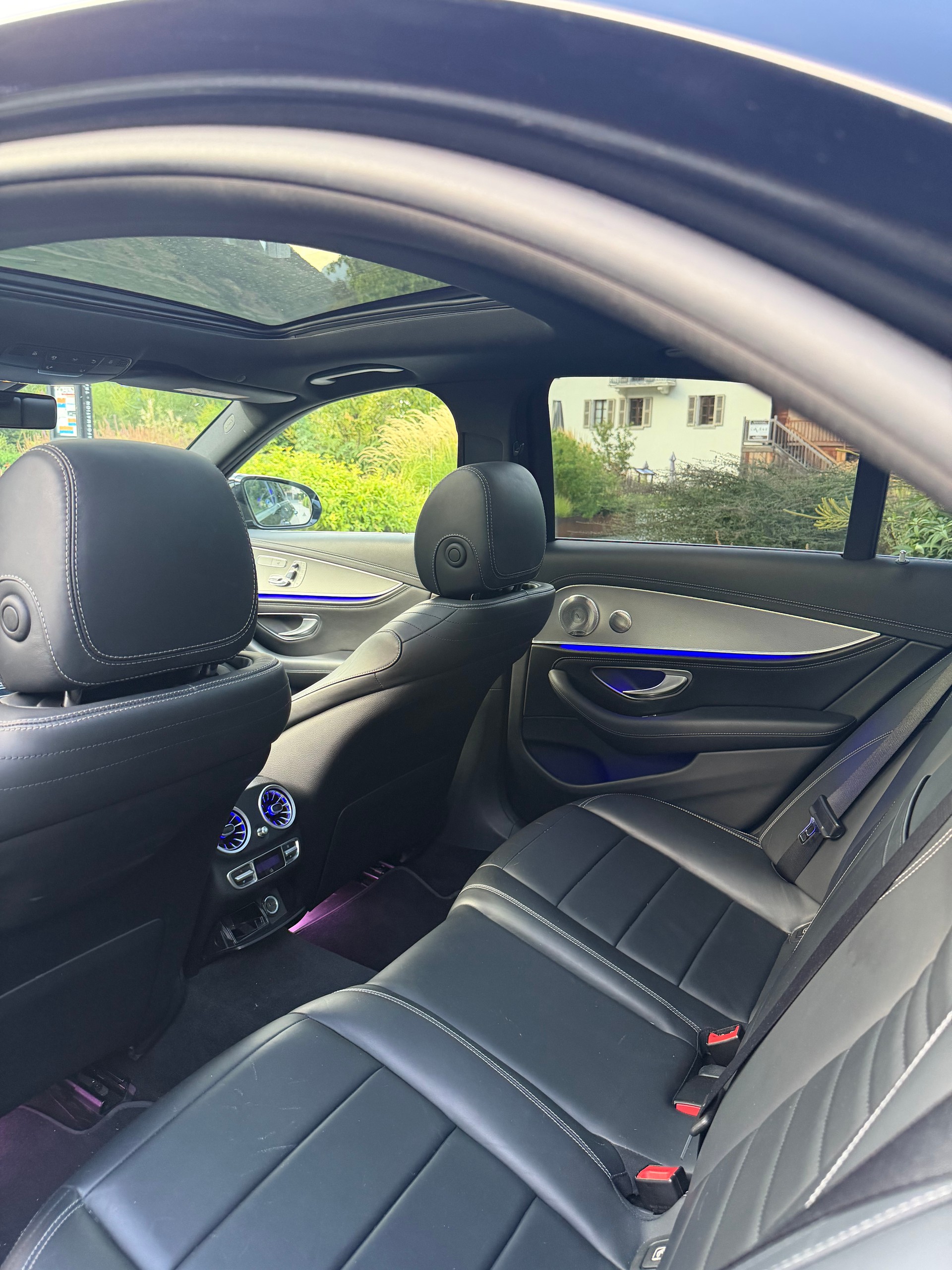 MERCEDES-BENZ E 220 d AMG Line-image-5