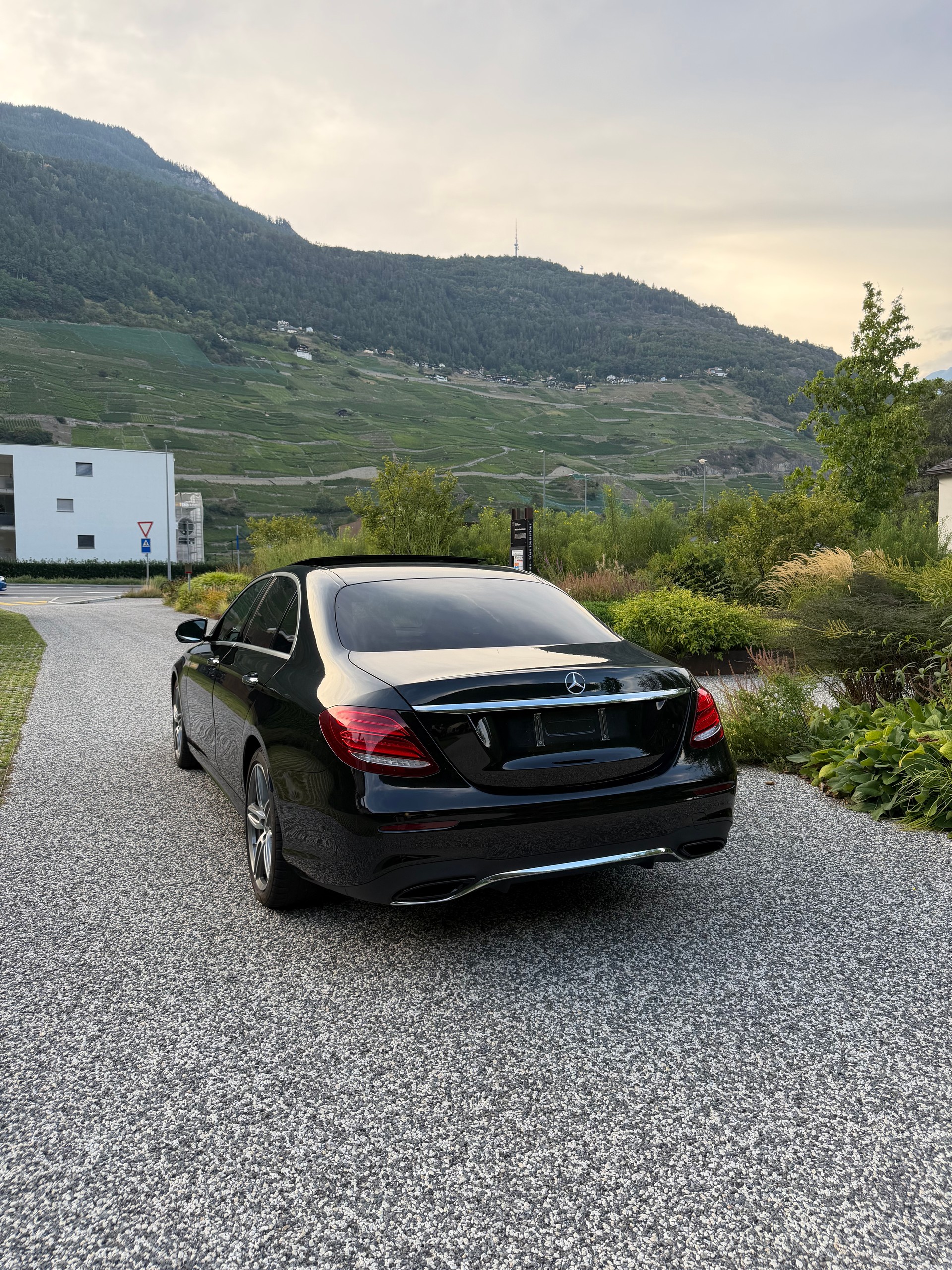 MERCEDES-BENZ E 220 d AMG Line-image-2