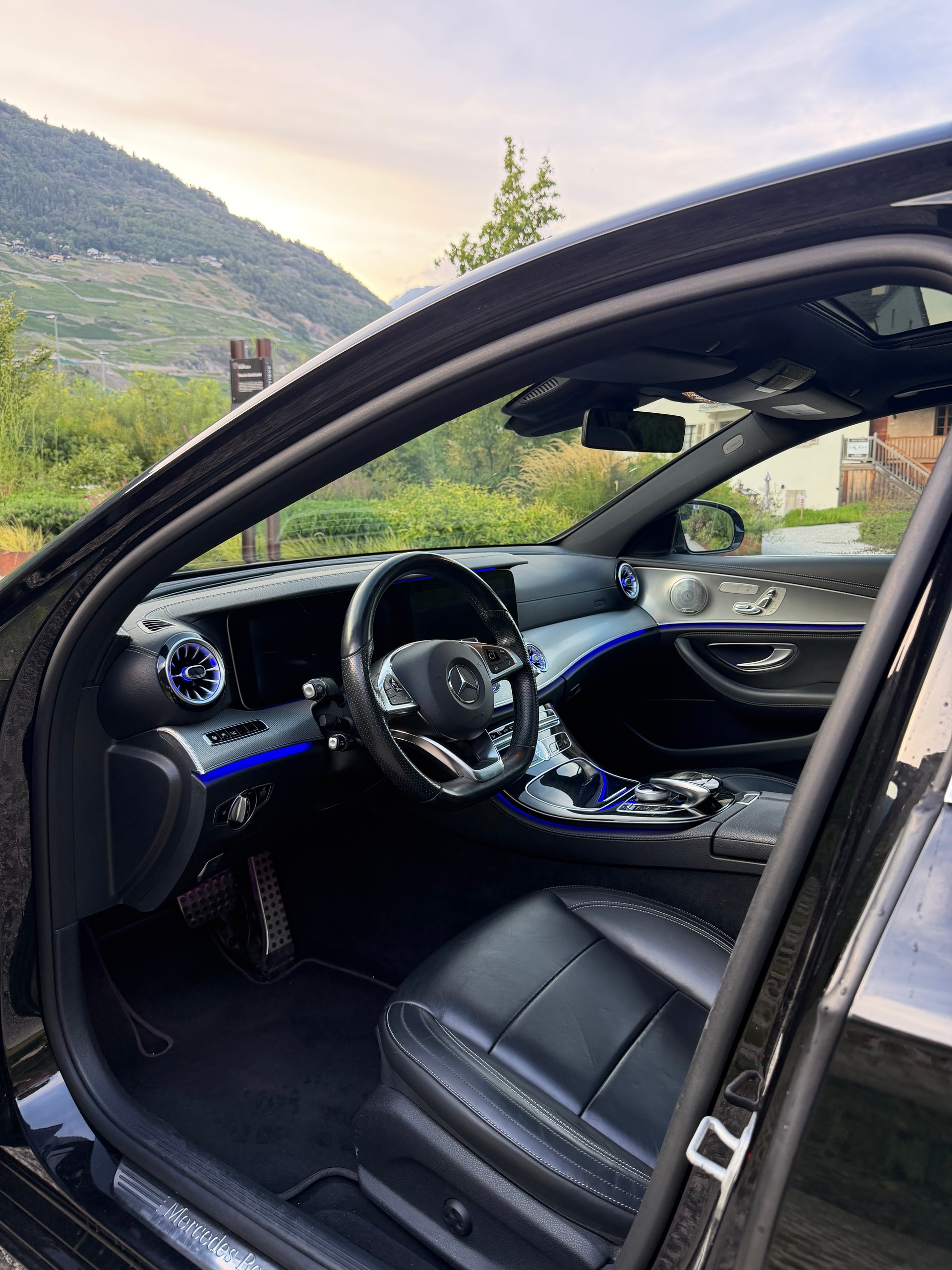 MERCEDES-BENZ E 220 d AMG Line-image-3