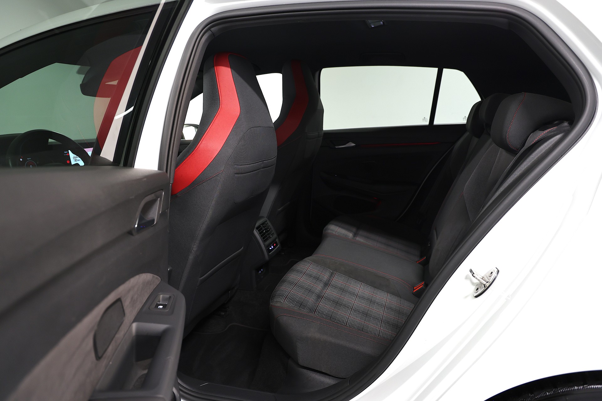 VW Golf VIII 2.0 TSI GTI DSG "Werksgarantie bis 03.2028*-image-14