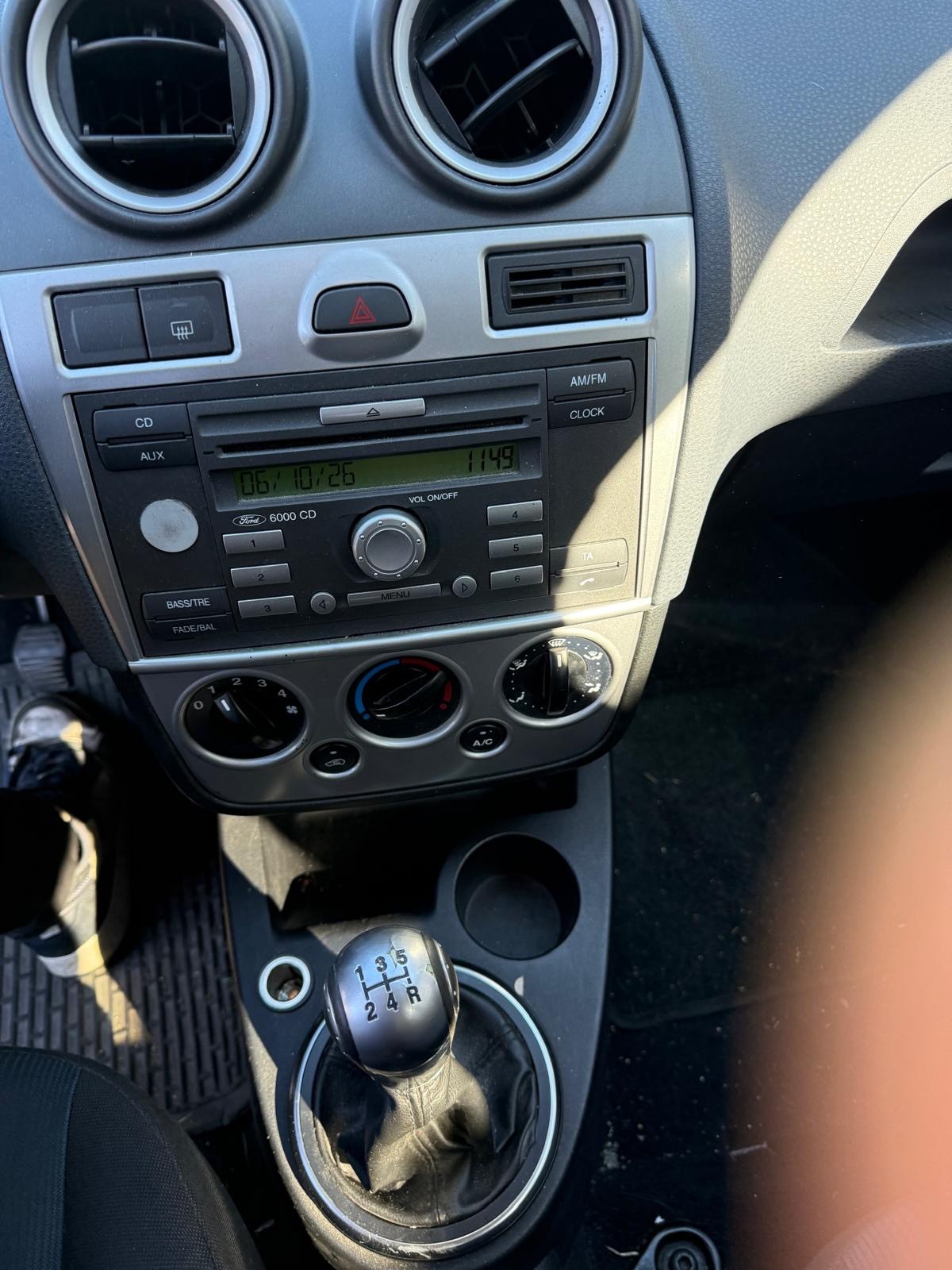FORD Fiesta 1.4 16V Ghia-image-8