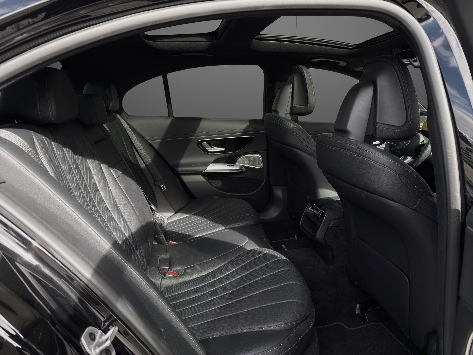 MERCEDES-BENZ E 300 e 4Matic EQ Hybrid 9G-Tronic AMG Line-image-11