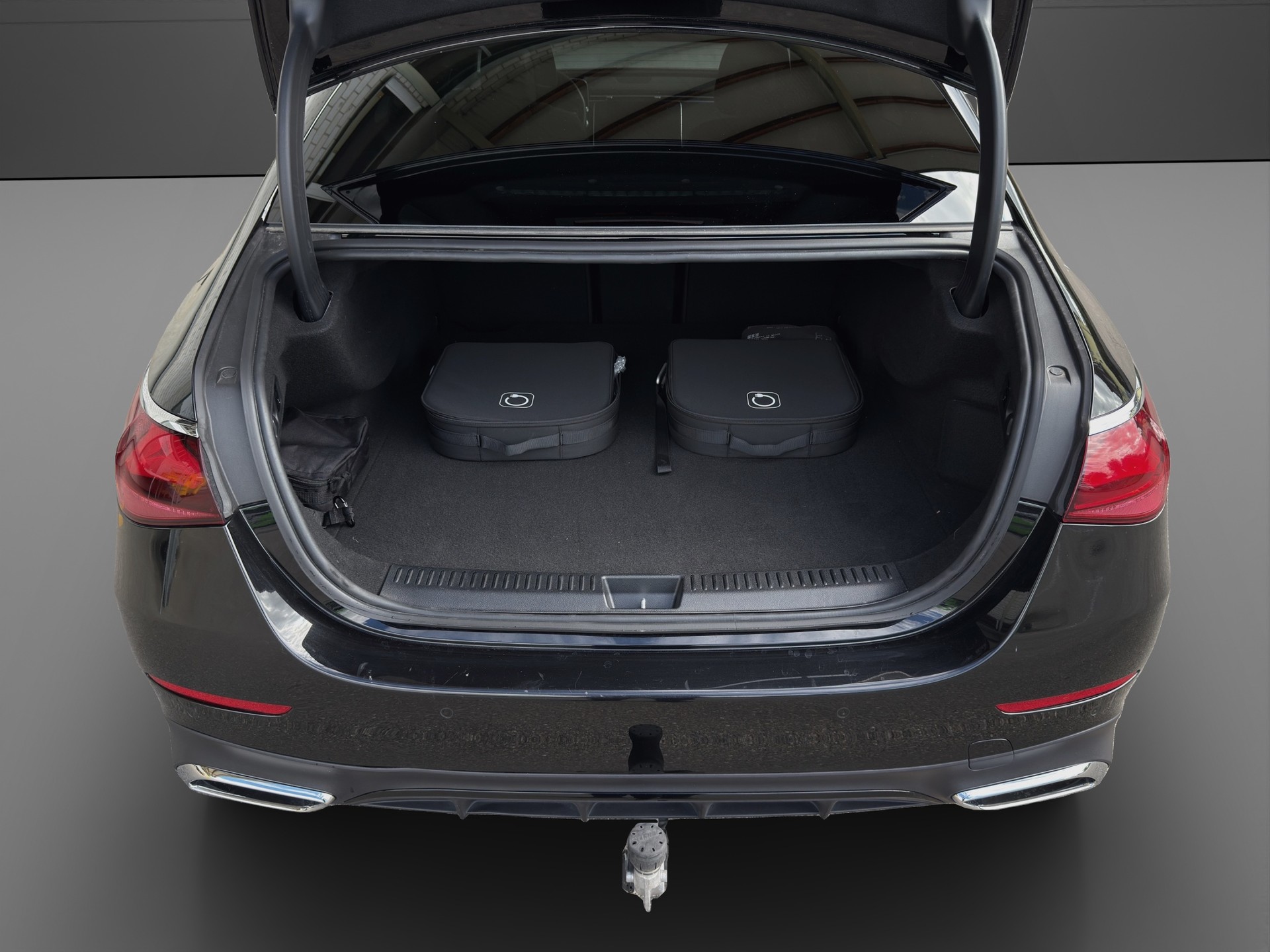 MERCEDES-BENZ E 300 e 4Matic EQ Hybrid 9G-Tronic AMG Line-image-3