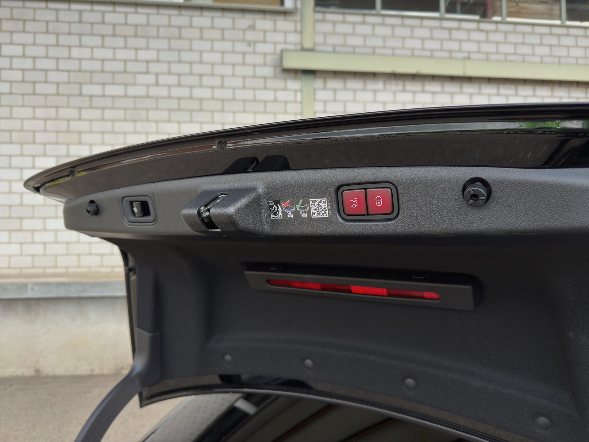 MERCEDES-BENZ E 300 e 4Matic EQ Hybrid 9G-Tronic AMG Line-image-4