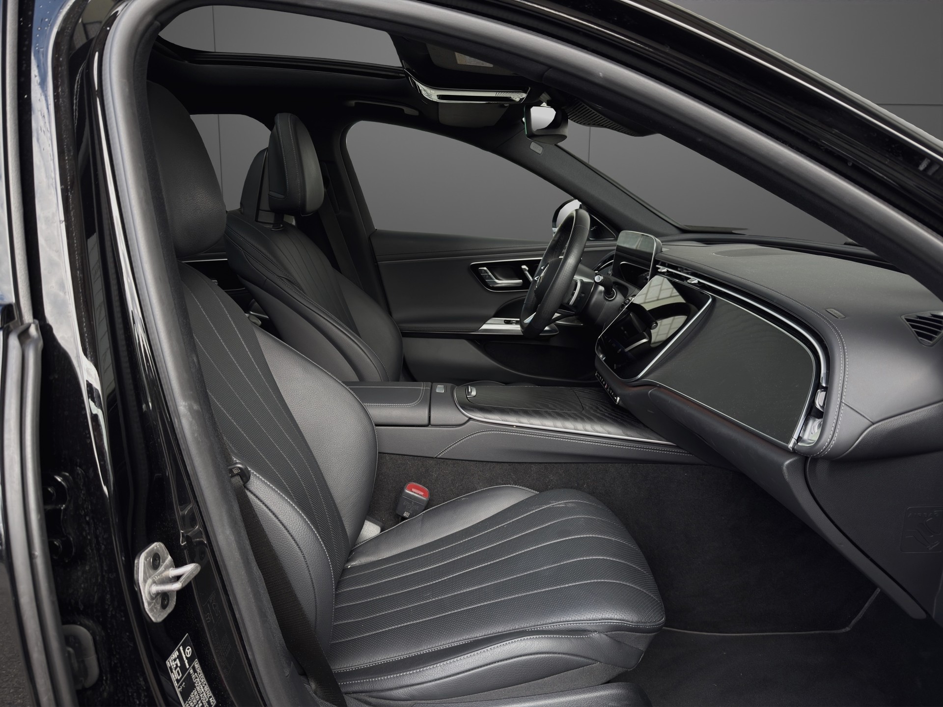 MERCEDES-BENZ E 300 e 4Matic EQ Hybrid 9G-Tronic AMG Line-image-12