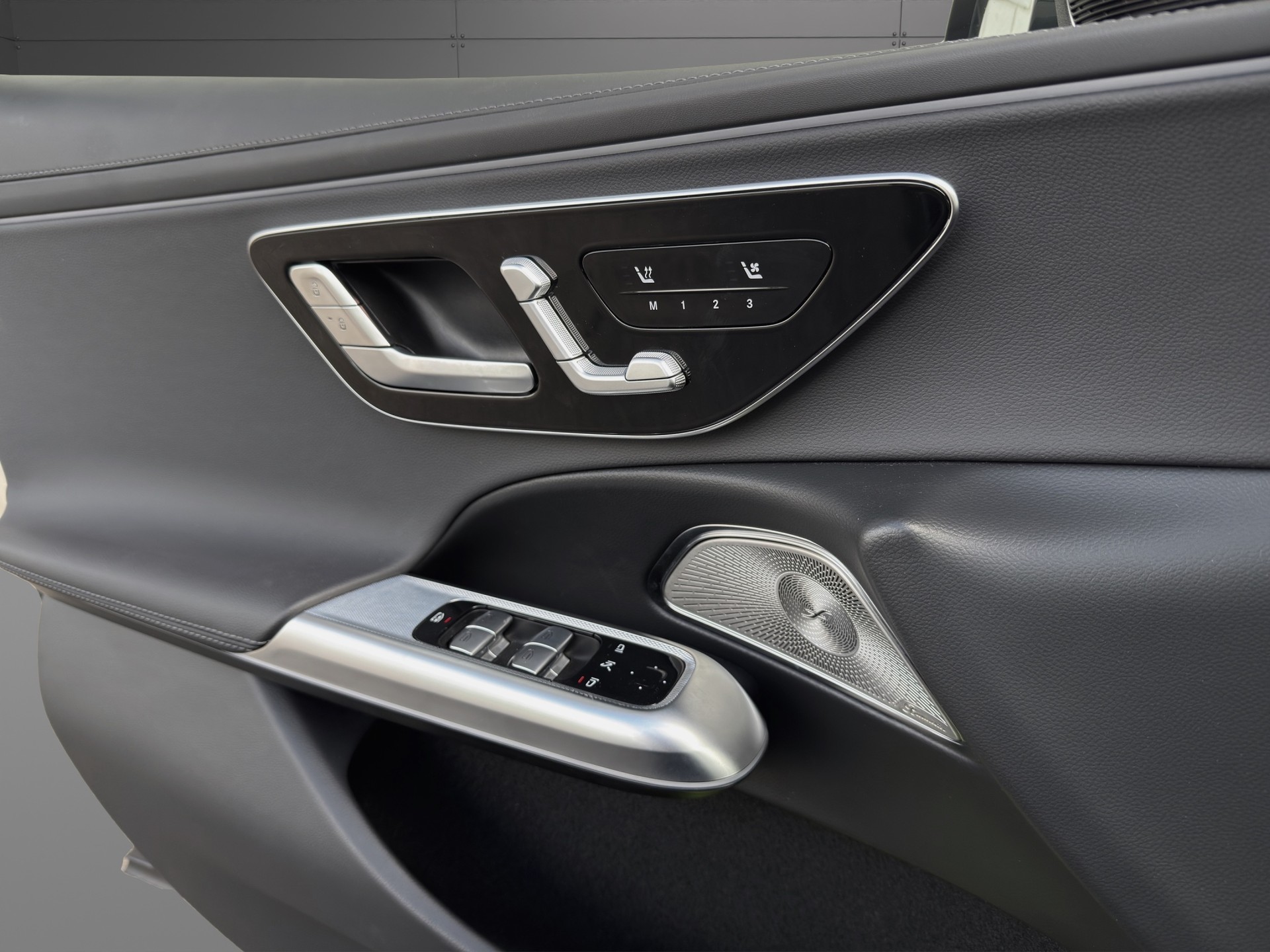 MERCEDES-BENZ E 300 e 4Matic EQ Hybrid 9G-Tronic AMG Line-image-17