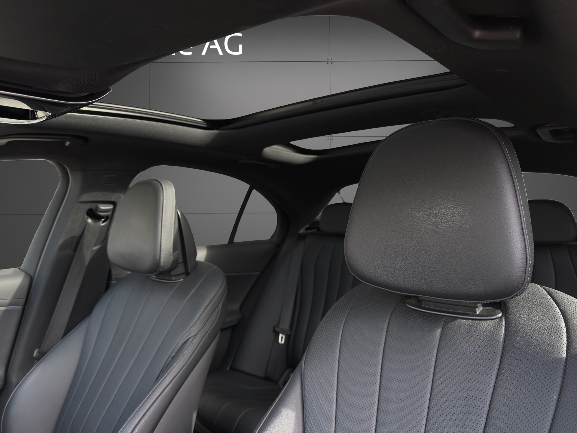 MERCEDES-BENZ E 300 e 4Matic EQ Hybrid 9G-Tronic AMG Line-image-9