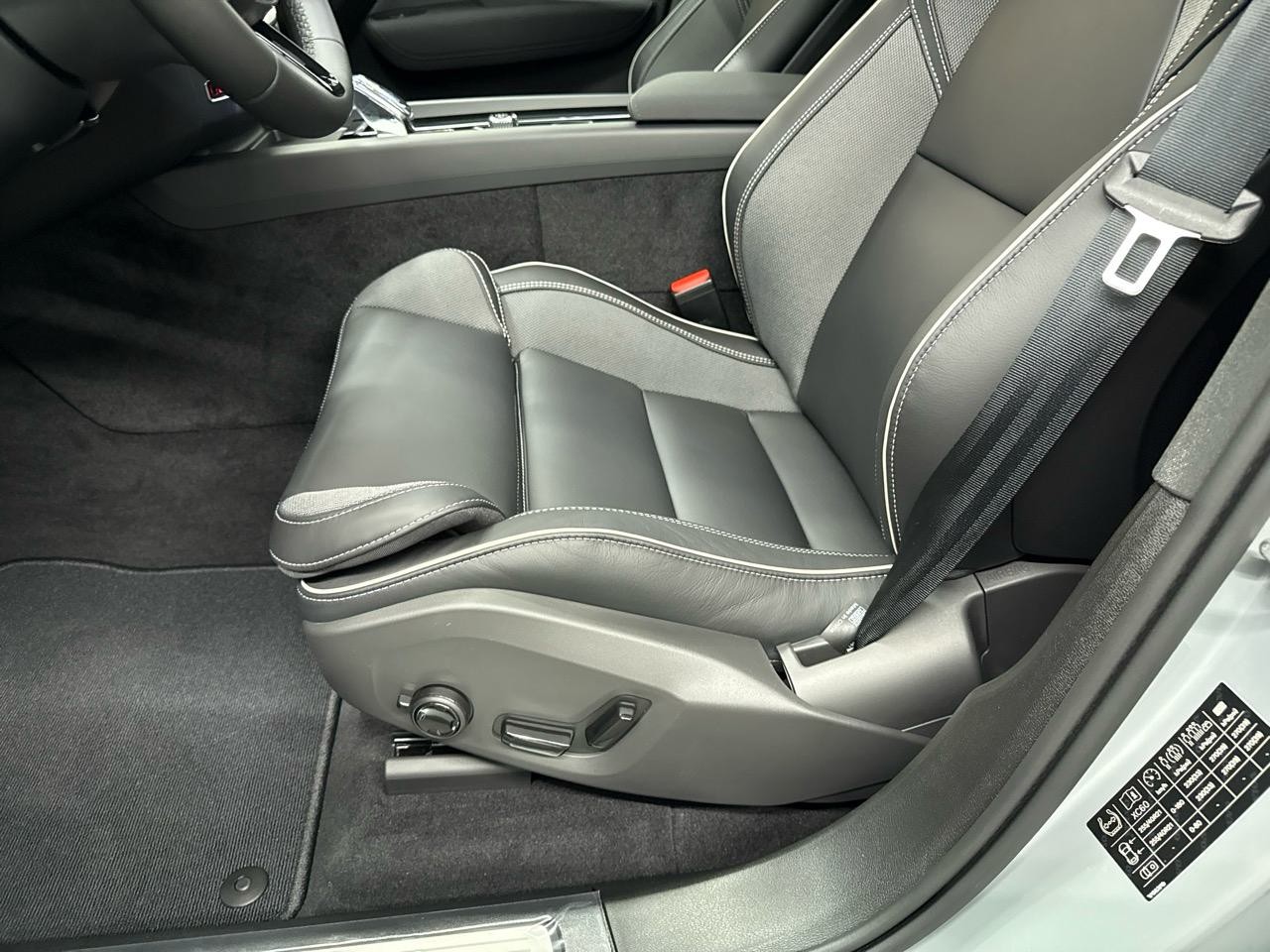 VOLVO XC60 T8 eAWD PluginHybrid Black Edition Geartronic-image-3
