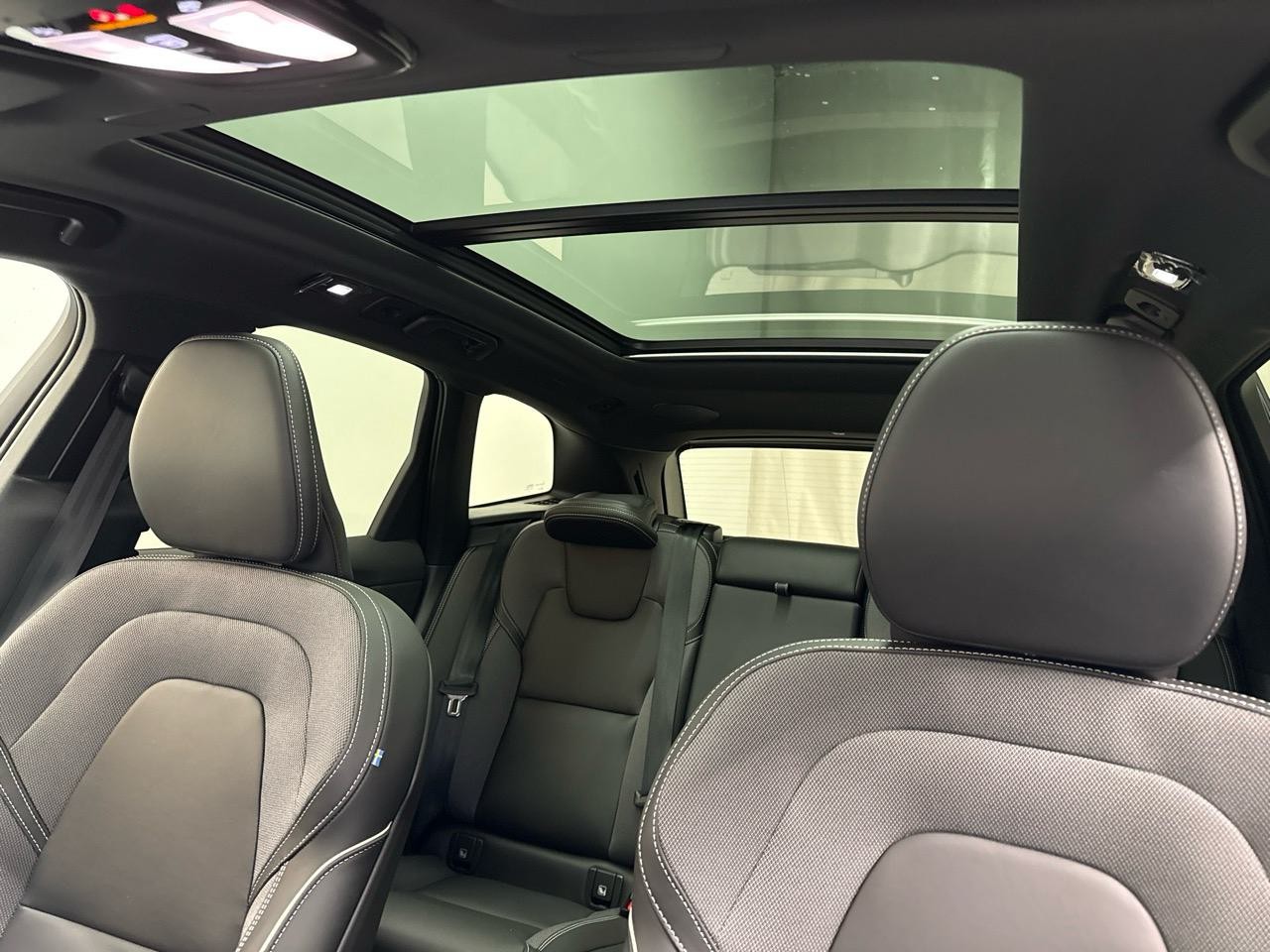 VOLVO XC60 T8 eAWD PluginHybrid Black Edition Geartronic-image-5
