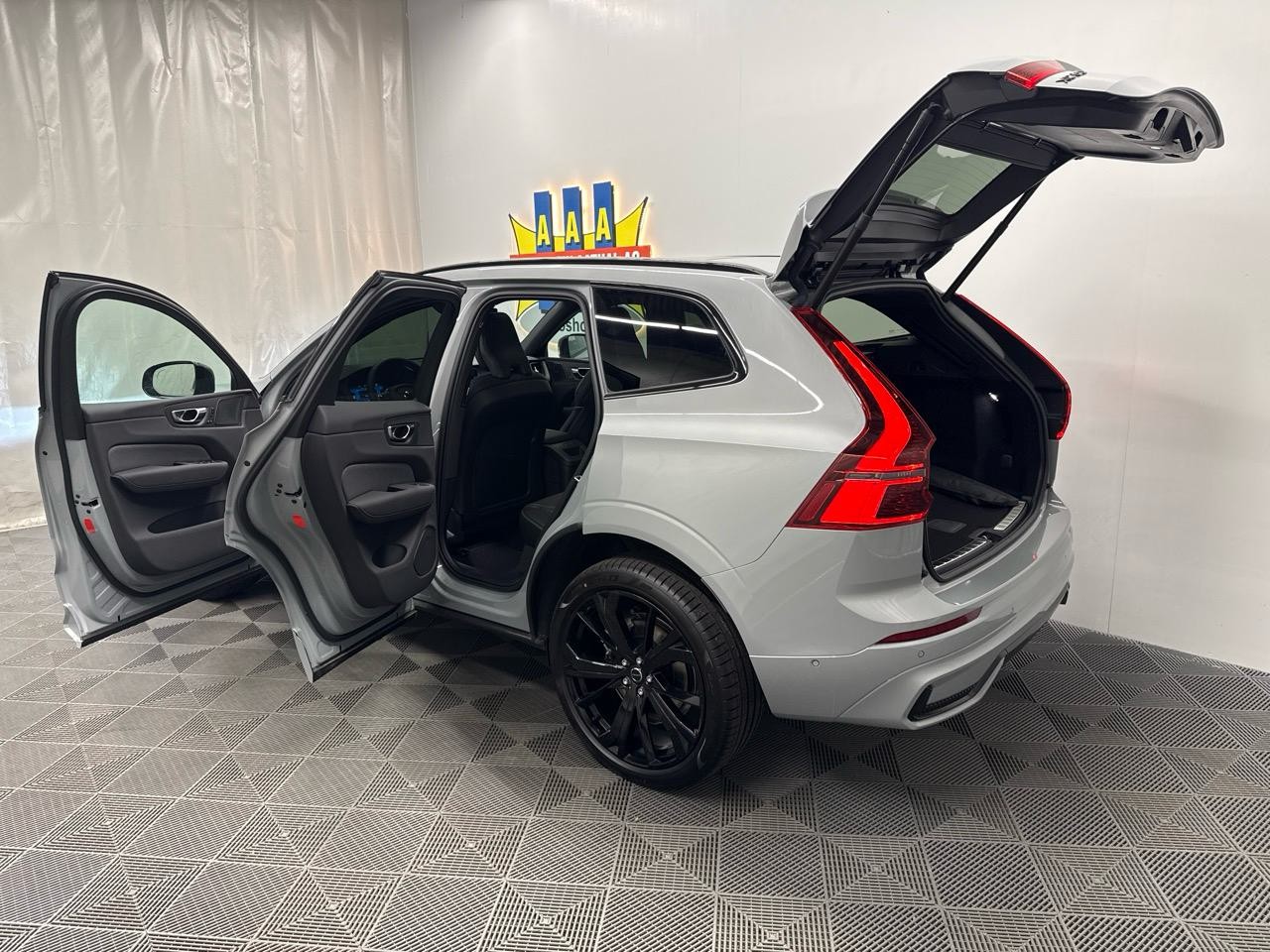 VOLVO XC60 T8 eAWD PluginHybrid Black Edition Geartronic-image-13