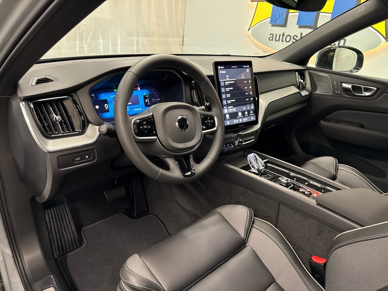 VOLVO XC60 T8 eAWD PluginHybrid Black Edition Geartronic-image-2