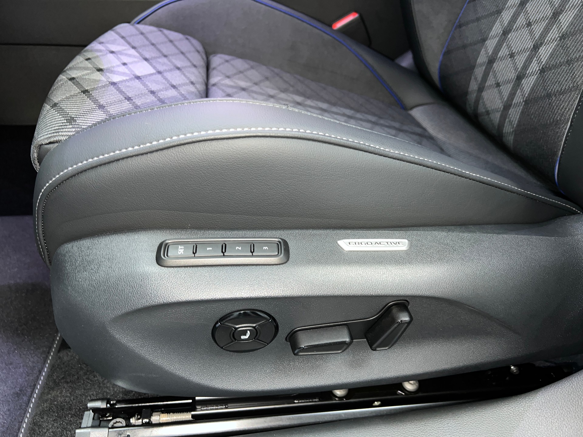 VW Passat Variant 2.0 TDI evo R-Line 4 Motion DSG-image-11