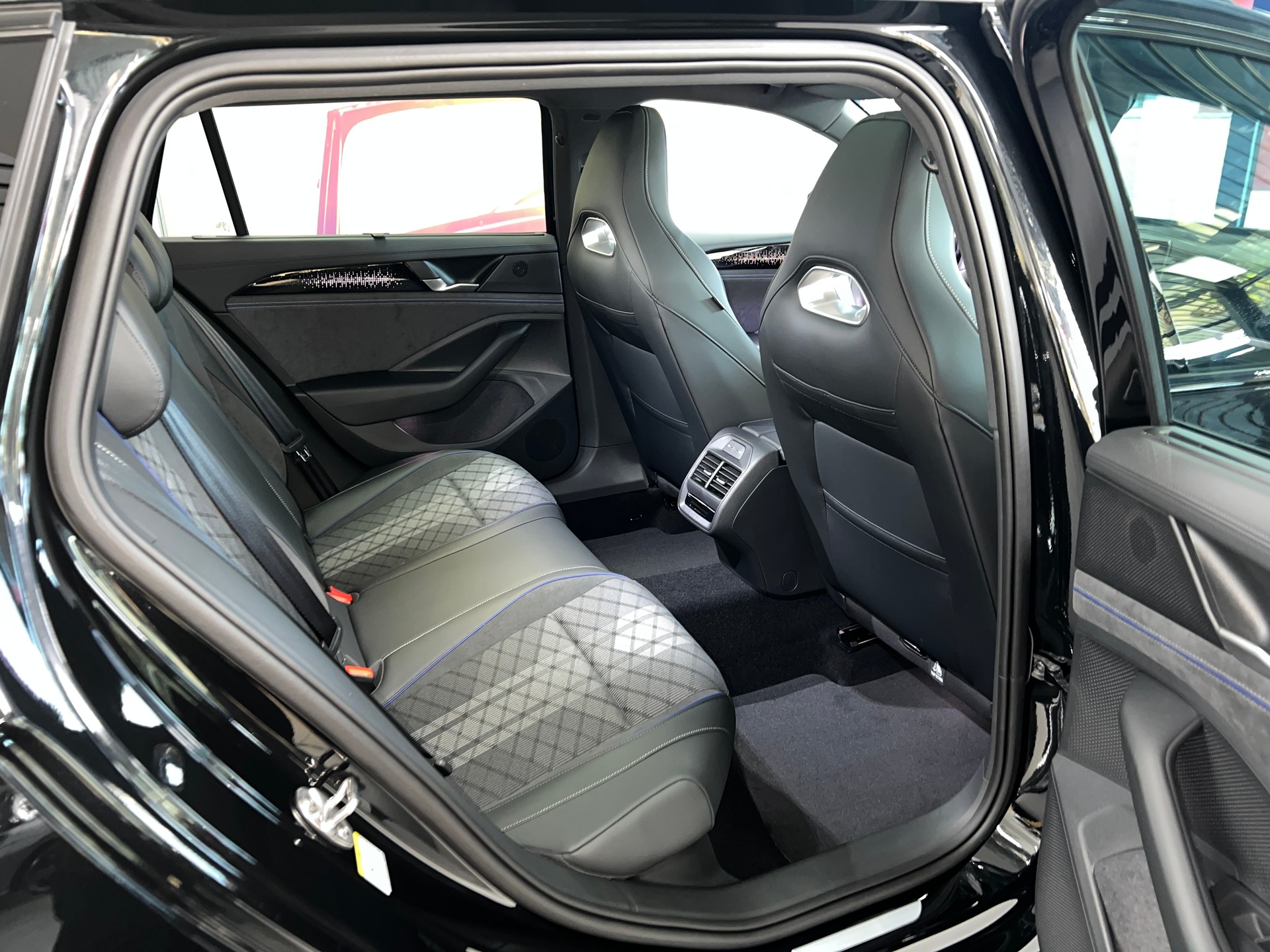 VW Passat Variant 2.0 TDI evo R-Line 4 Motion DSG-image-6
