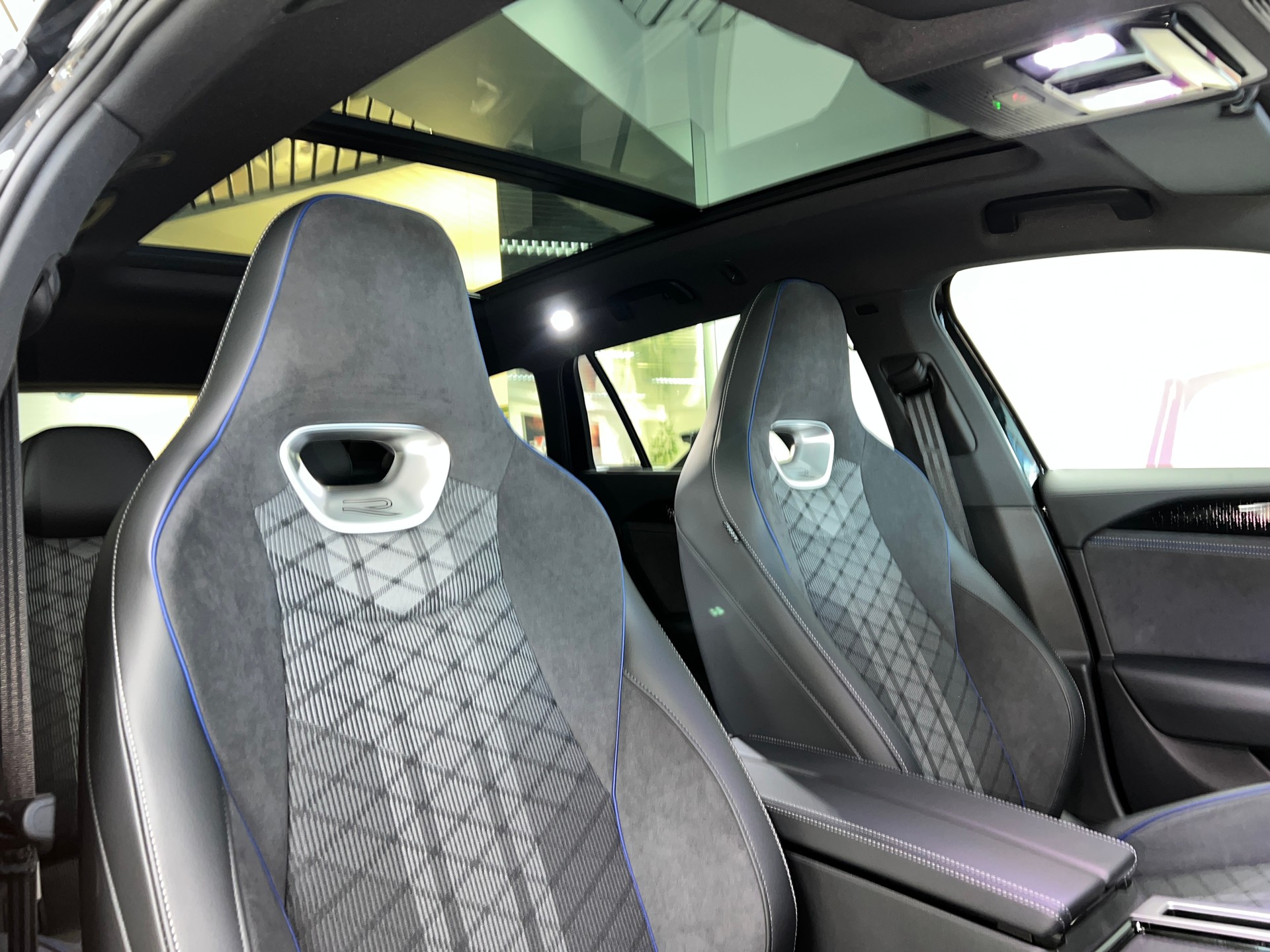 VW Passat Variant 2.0 TDI evo R-Line 4 Motion DSG-image-9