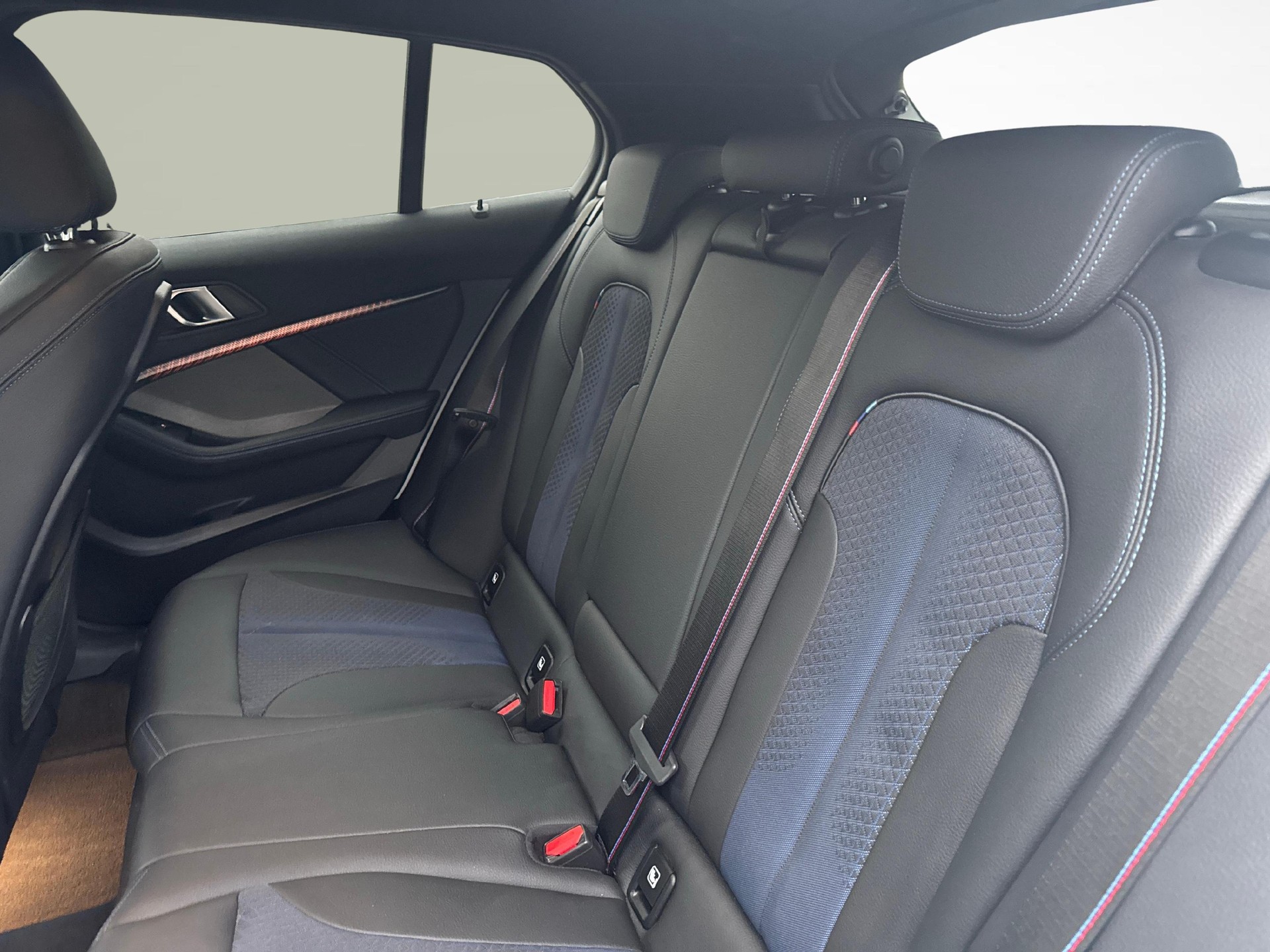 BMW 1er Reihe F40 118i-image-10