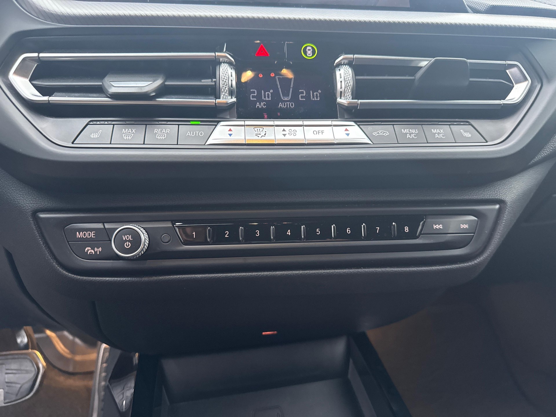 BMW 1er Reihe F40 118i-image-16
