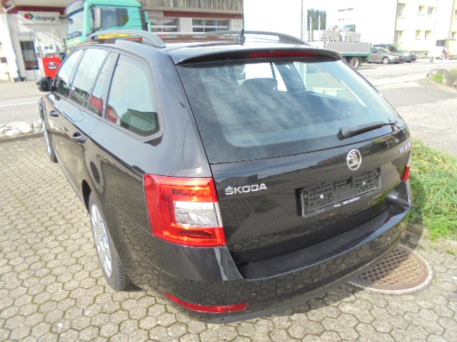 SKODA Octavia Combi 1.5 TSI Ambition DSG-image-4