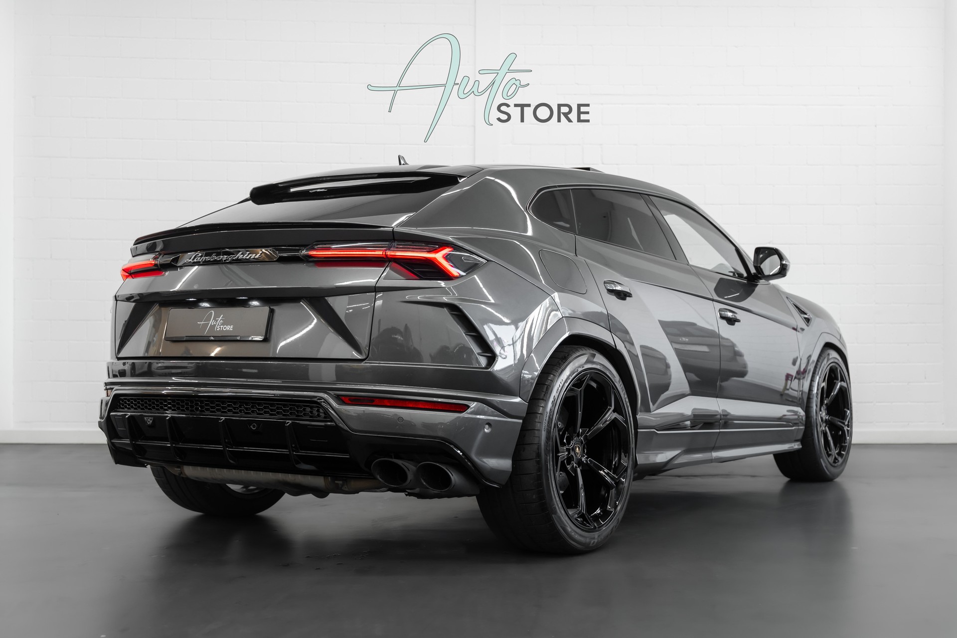 LAMBORGHINI Urus E-Gear-showroom-element-1