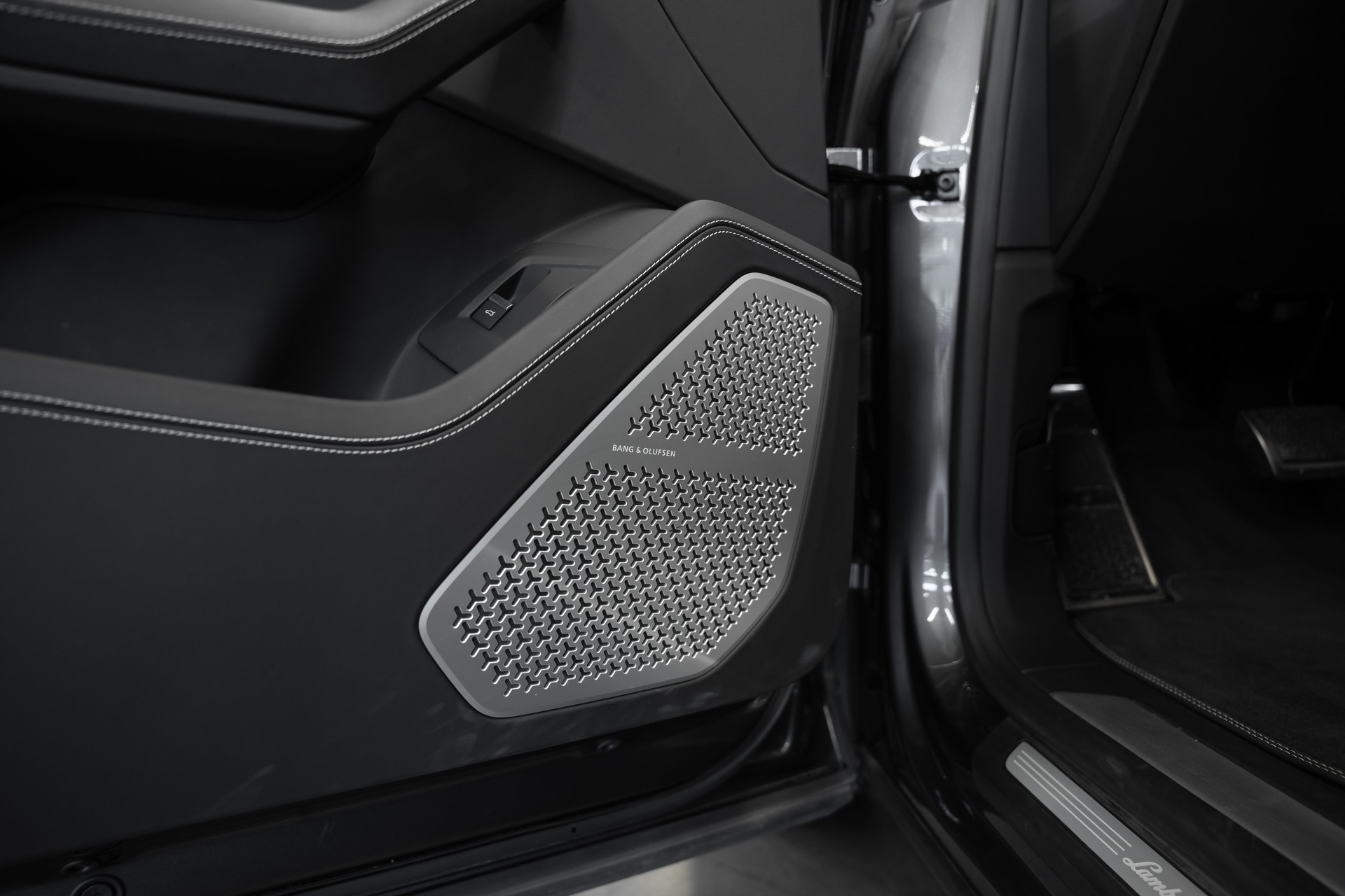 LAMBORGHINI Urus E-Gear-image-17