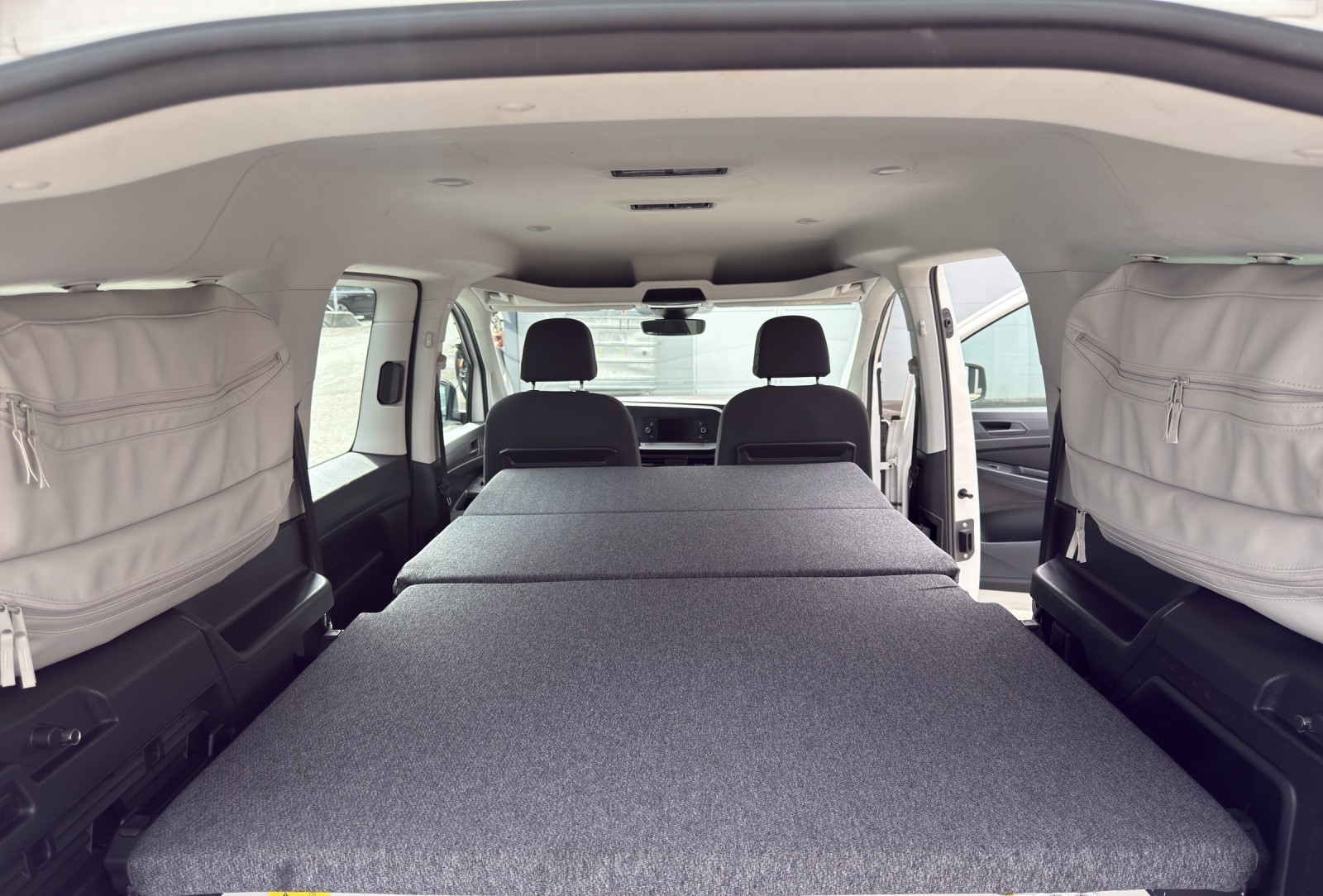 VW Caddy Maxi 2.0 TDI California-image-17