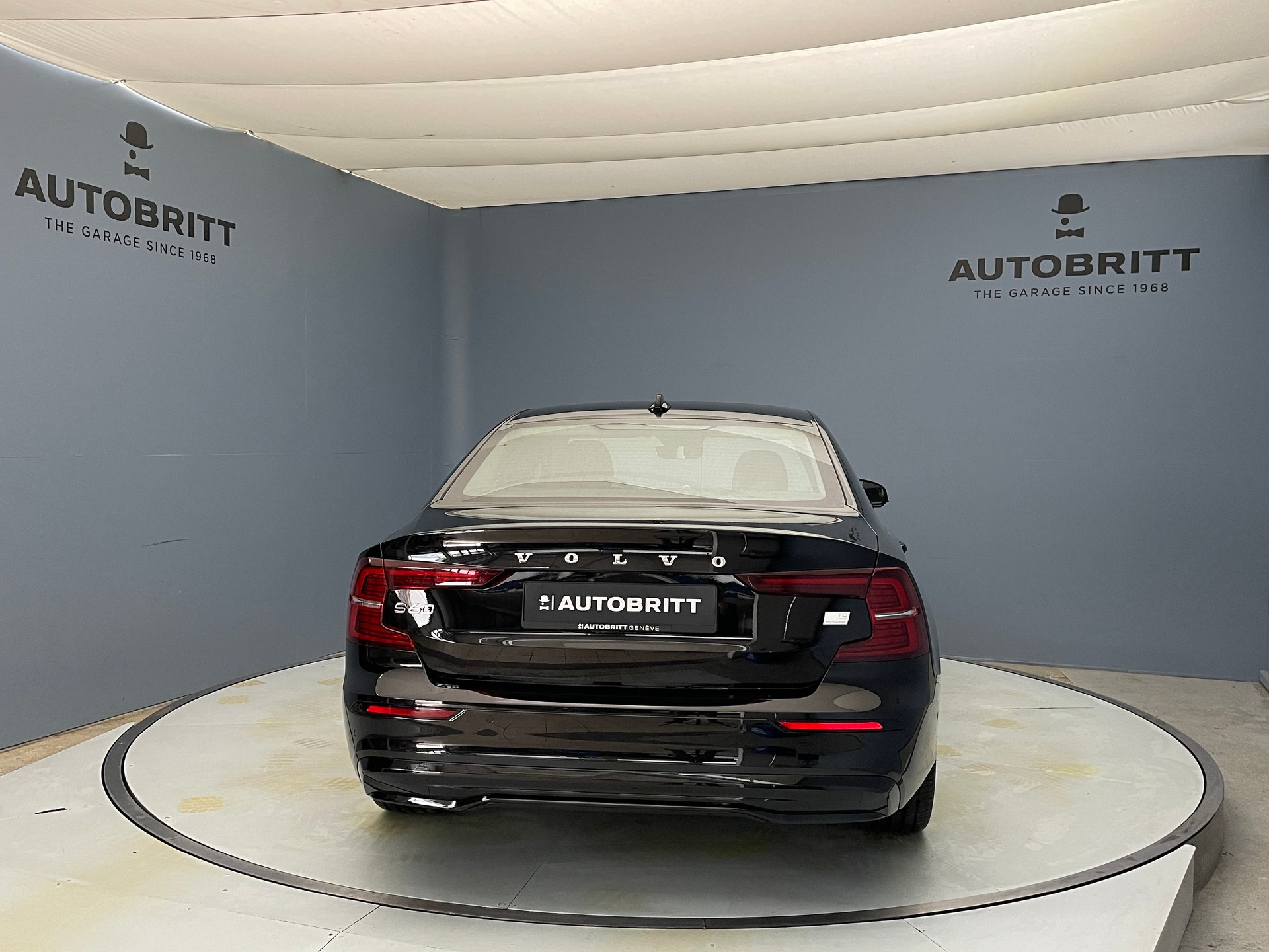 VOLVO S60 2.0 T8 TE Ultimate Dark eAWD-showroom-element-2