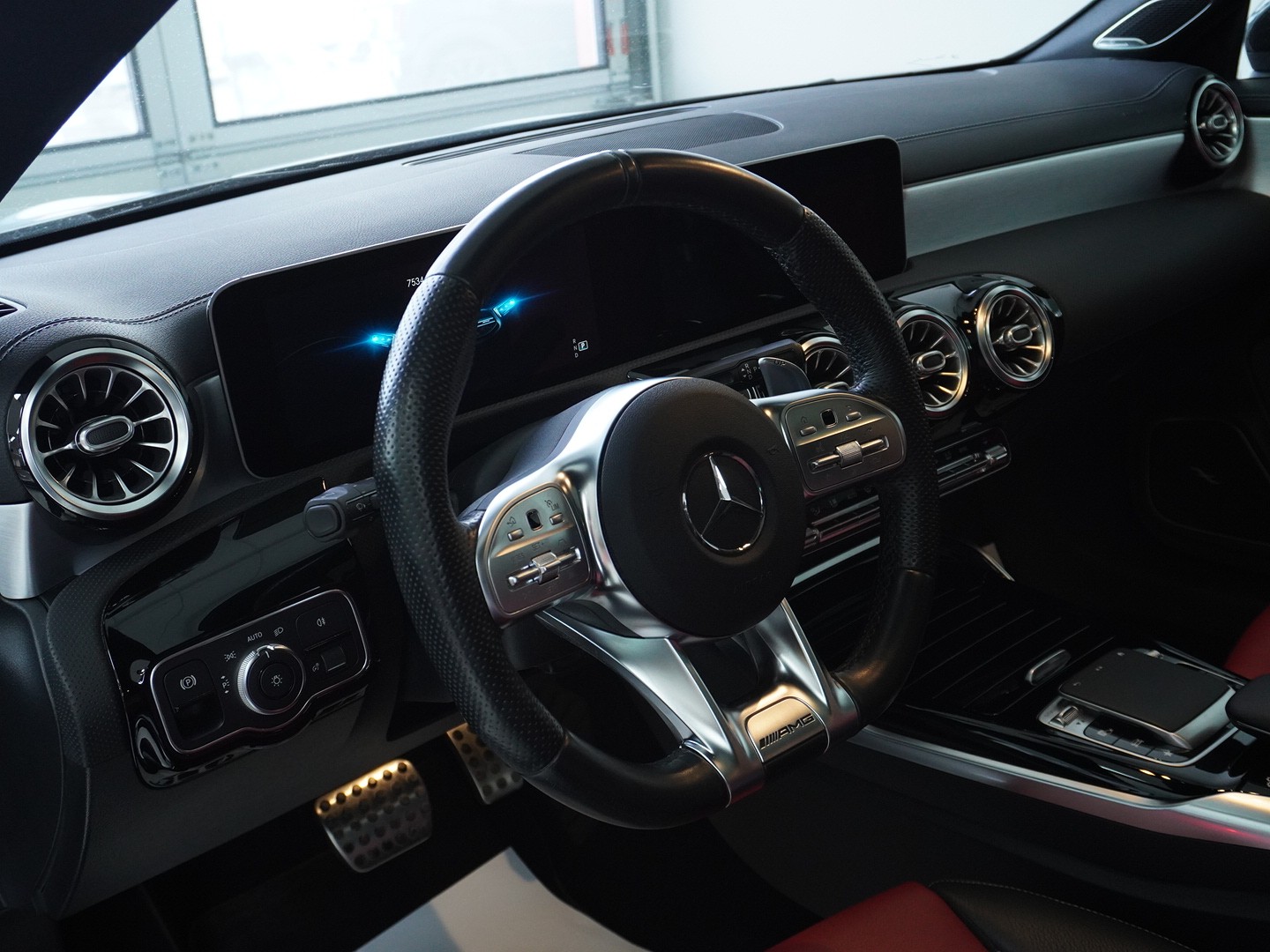 MERCEDES-BENZ CLA Shooting Brake 35 AMG 4Matic 7G-DCT-showroom-element-2