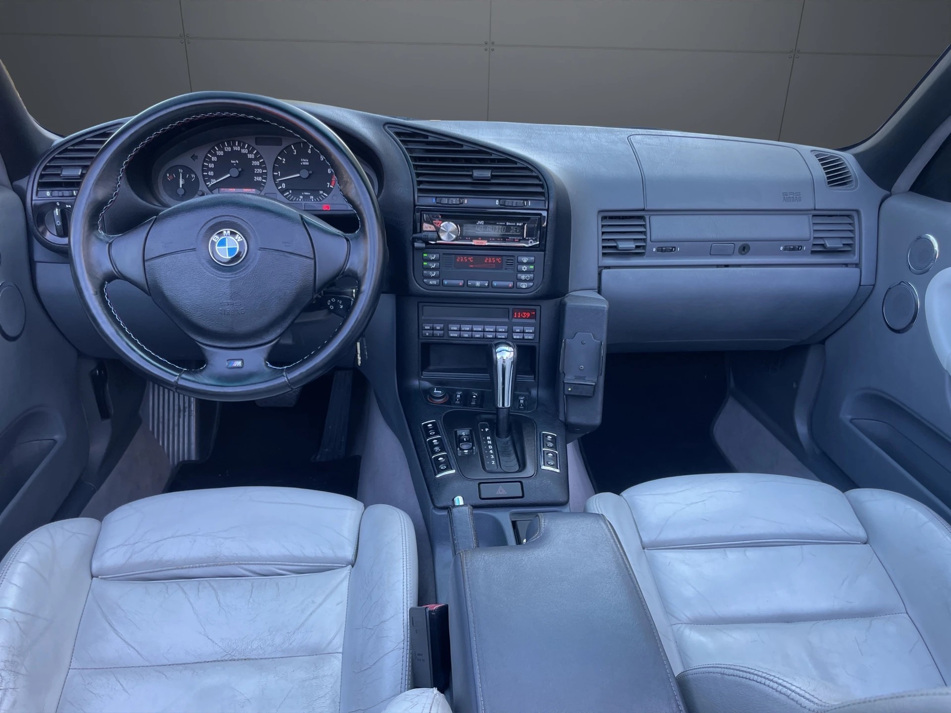 BMW 328i A Cabrio M-Sportpaket-image-9