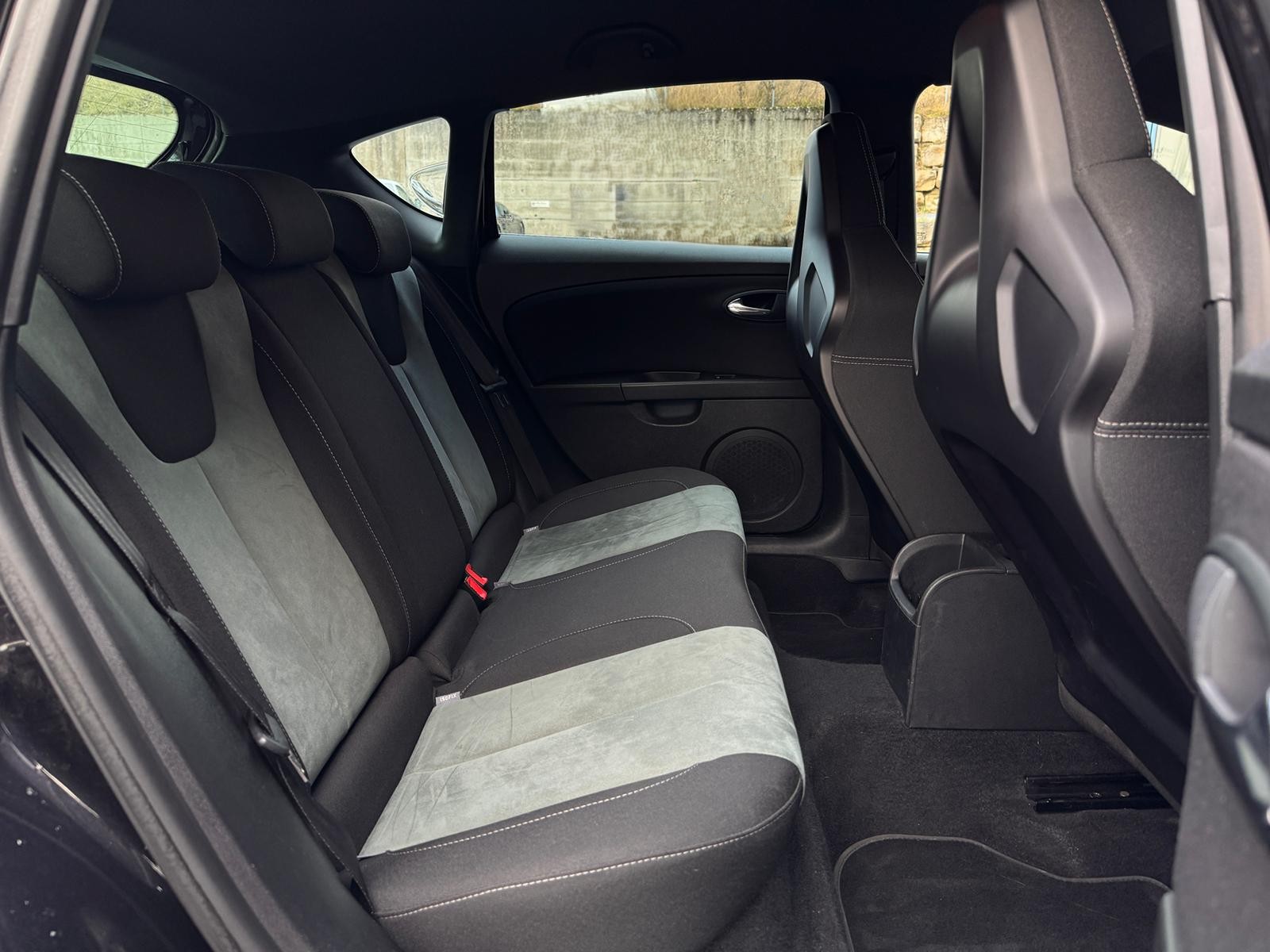SEAT Leon 2.0 TSI Cupra R310 World Champion Edition-image-11
