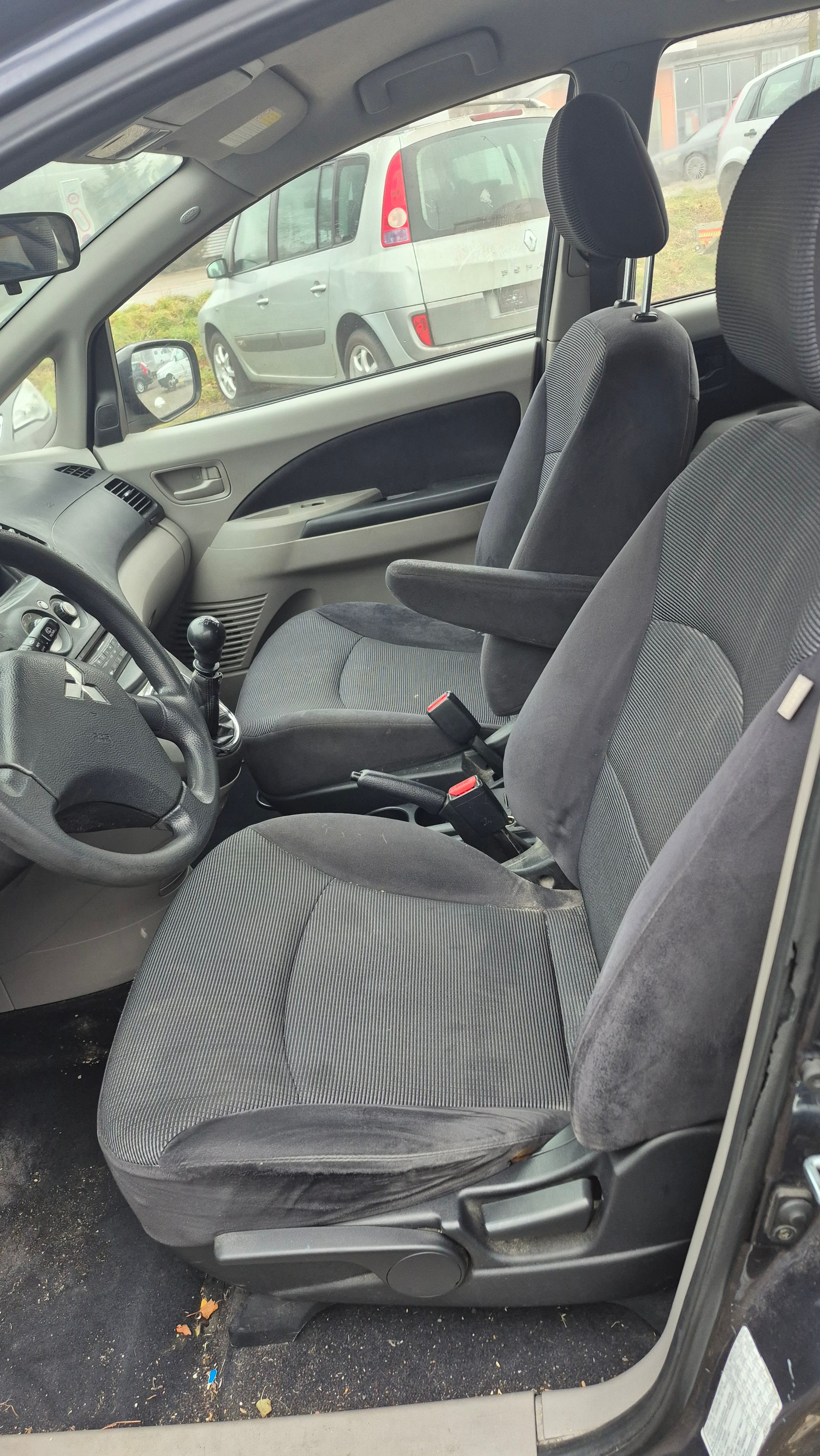 MITSUBISHI Grandis 2.0 16V DID Intense-image-8