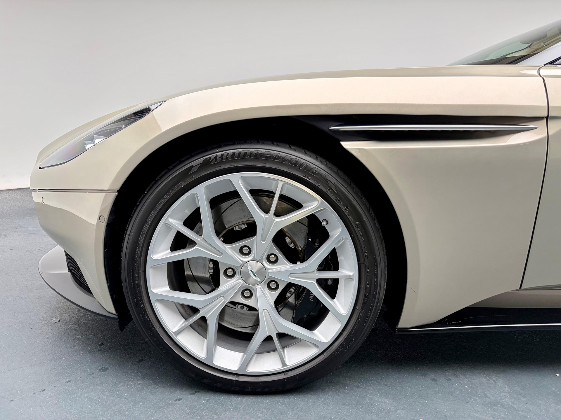 ASTON MARTIN DB11 Volante 4.0 V8 Bi-Turbo-image-18