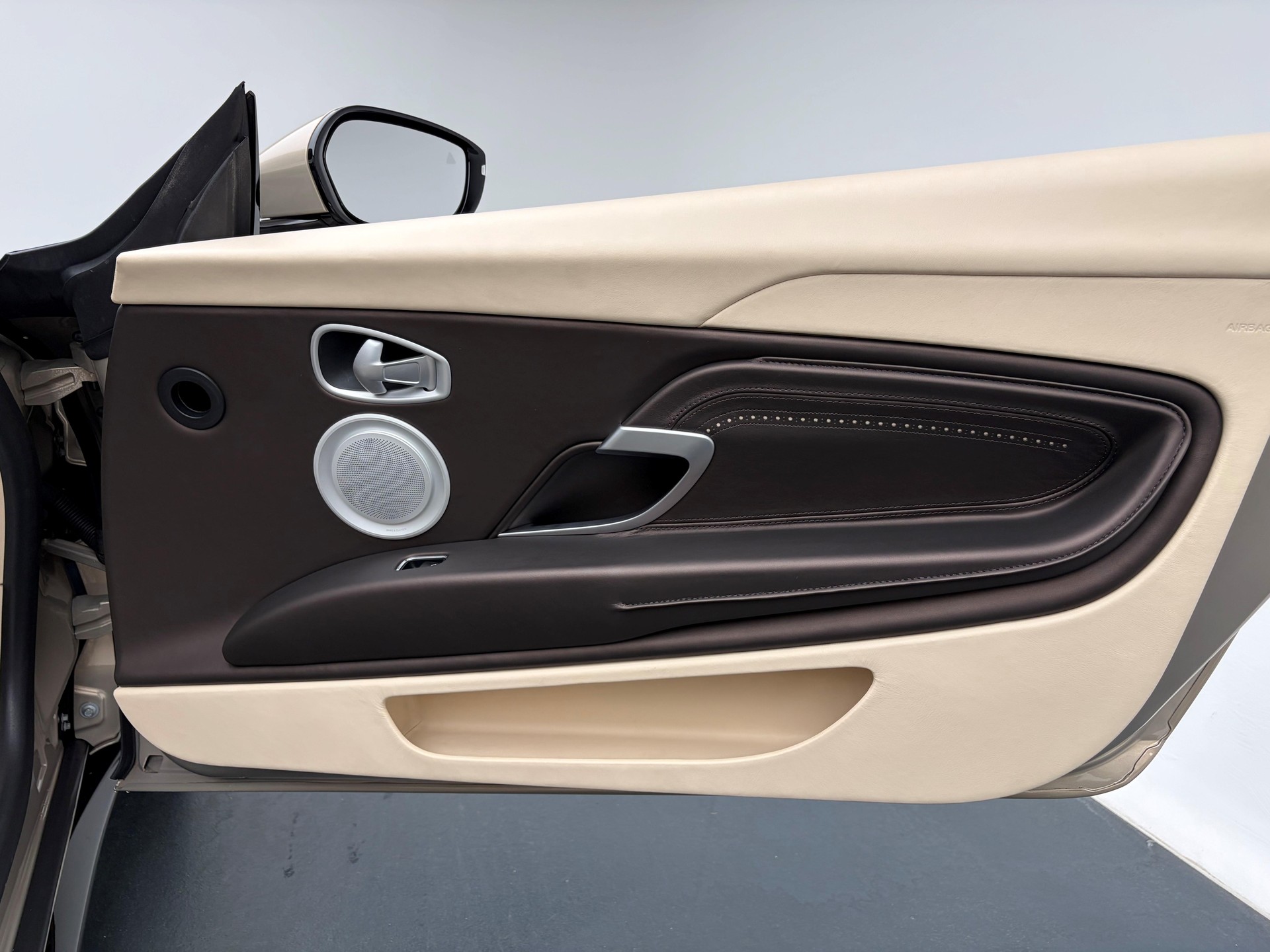 ASTON MARTIN DB11 Volante 4.0 V8 Bi-Turbo-image-16