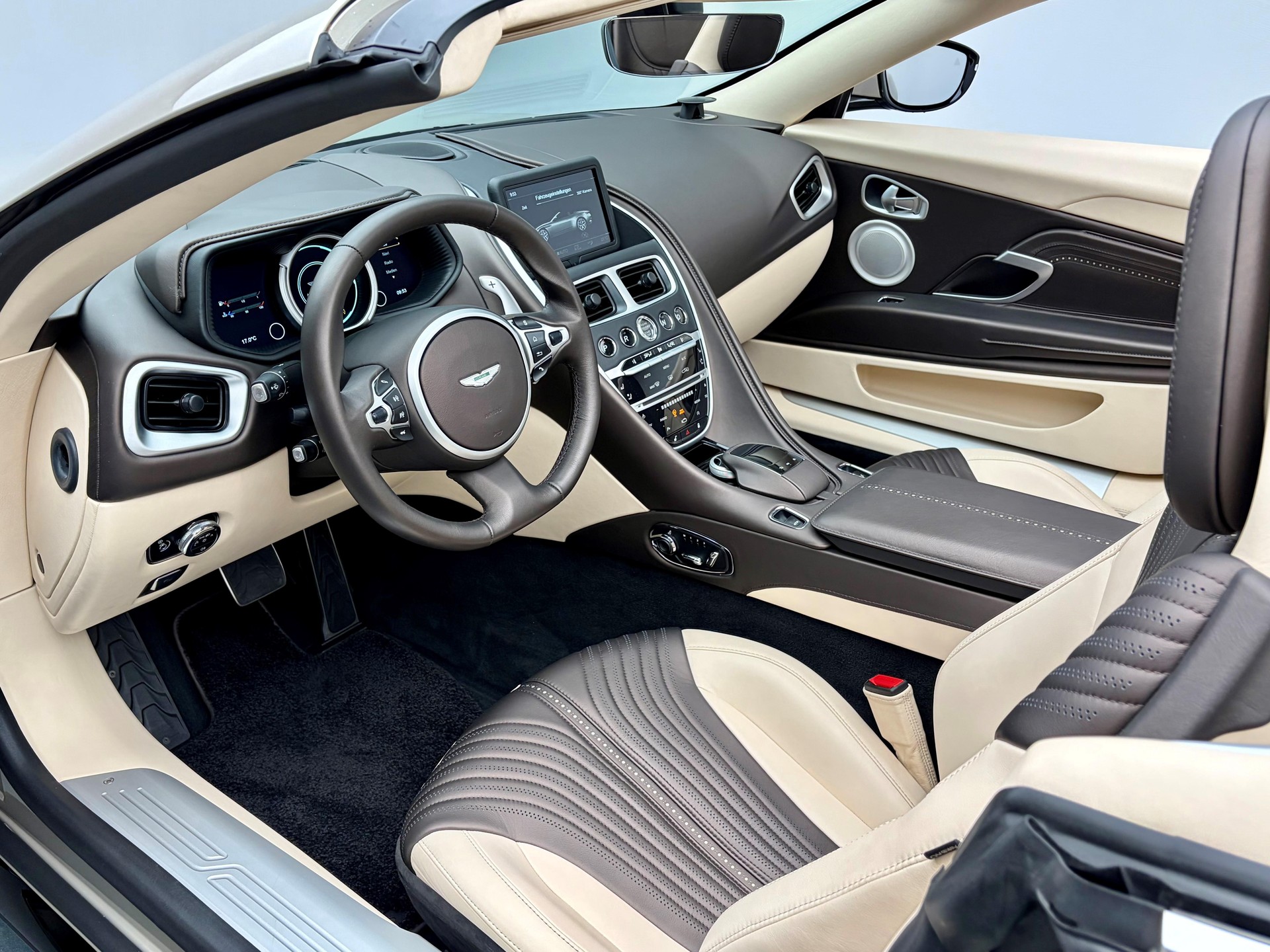 ASTON MARTIN DB11 Volante 4.0 V8 Bi-Turbo-image-2