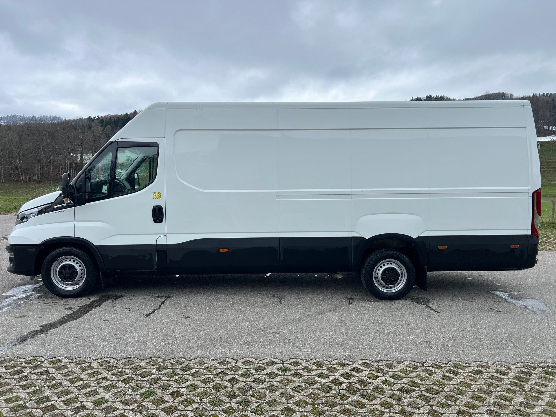 IVECO 35S14HA8V Fourgon 16m3 attelage 3.5t Clima-image-7