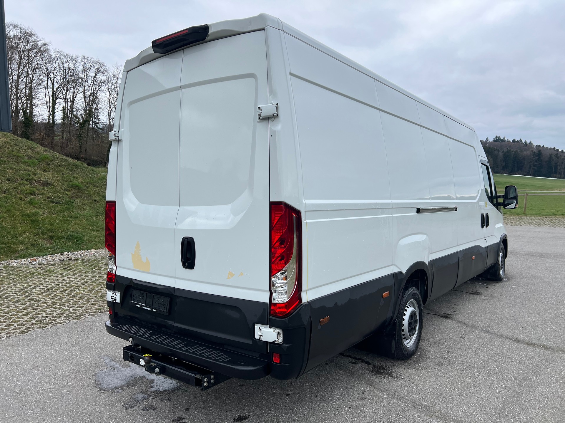 IVECO 35S14HA8V Fourgon 16m3 attelage 3.5t Clima-image-3