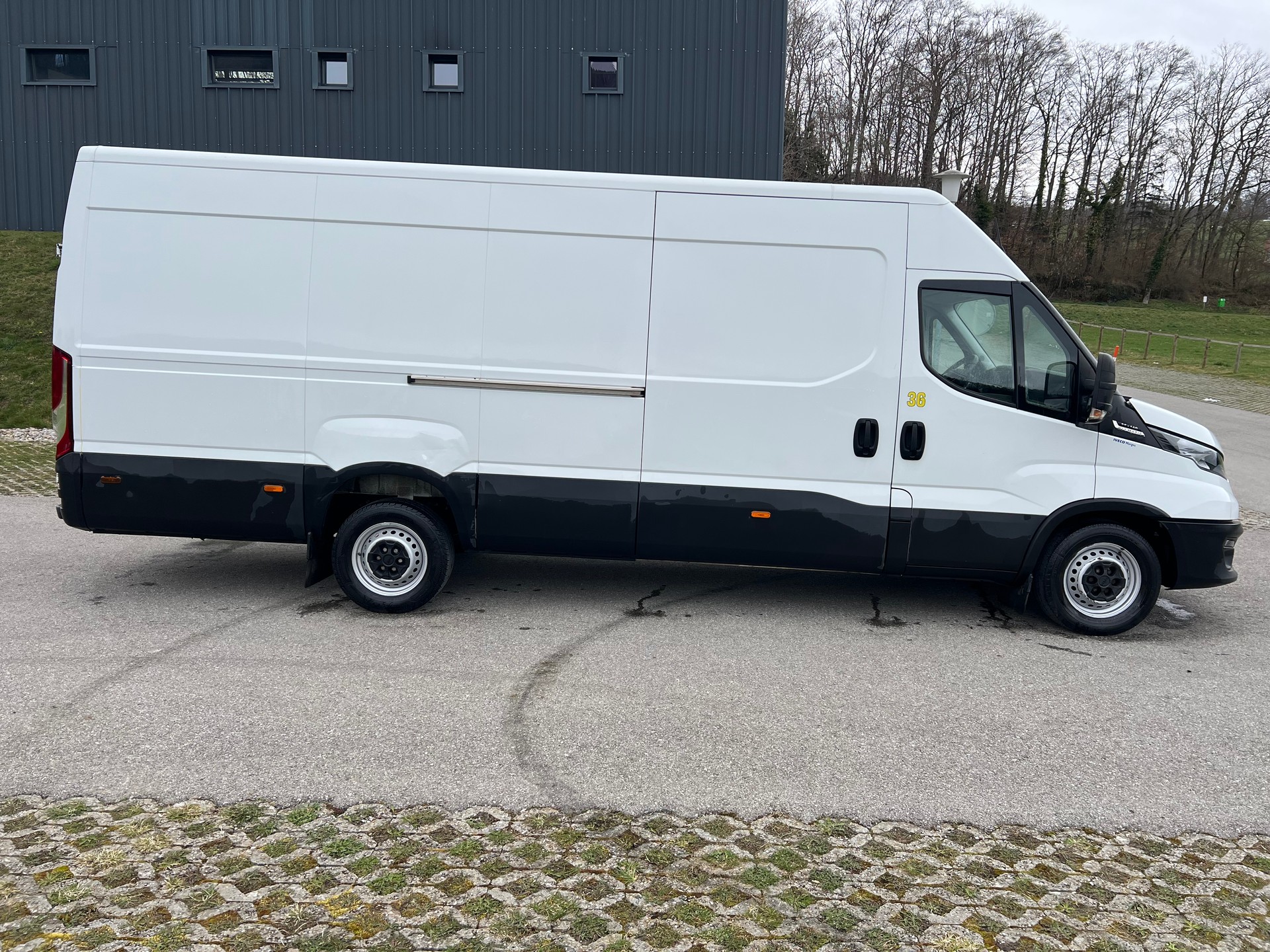 IVECO 35S14HA8V Fourgon 16m3 attelage 3.5t Clima-image-8