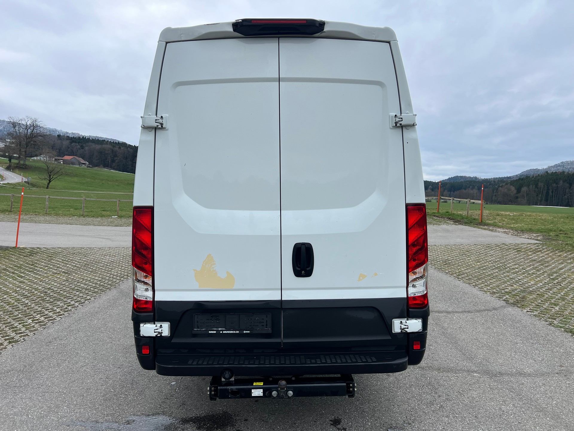 IVECO 35S14HA8V Fourgon 16m3 attelage 3.5t Clima-image-5