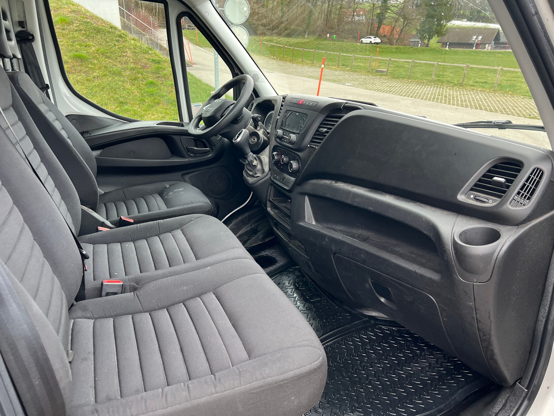 IVECO 35S14HA8V Fourgon 16m3 attelage 3.5t Clima-image-9