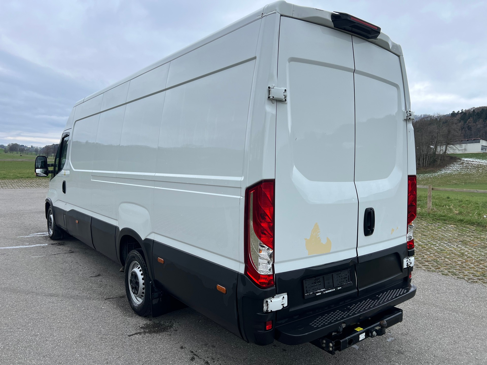 IVECO 35S14HA8V Fourgon 16m3 attelage 3.5t Clima-image-1