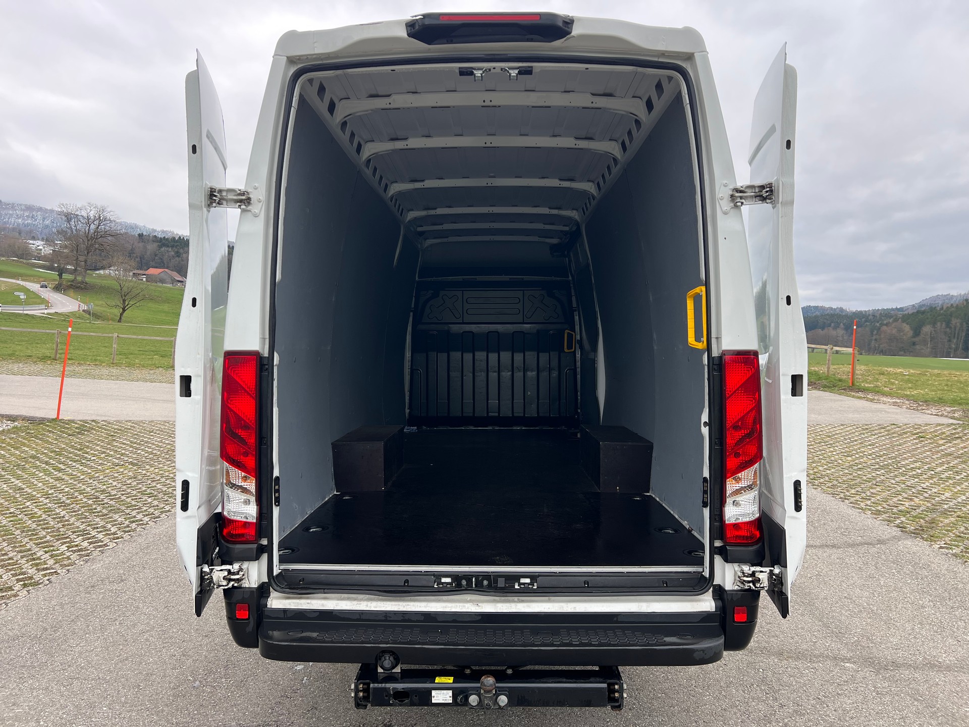 IVECO 35S14HA8V Fourgon 16m3 attelage 3.5t Clima-image-6