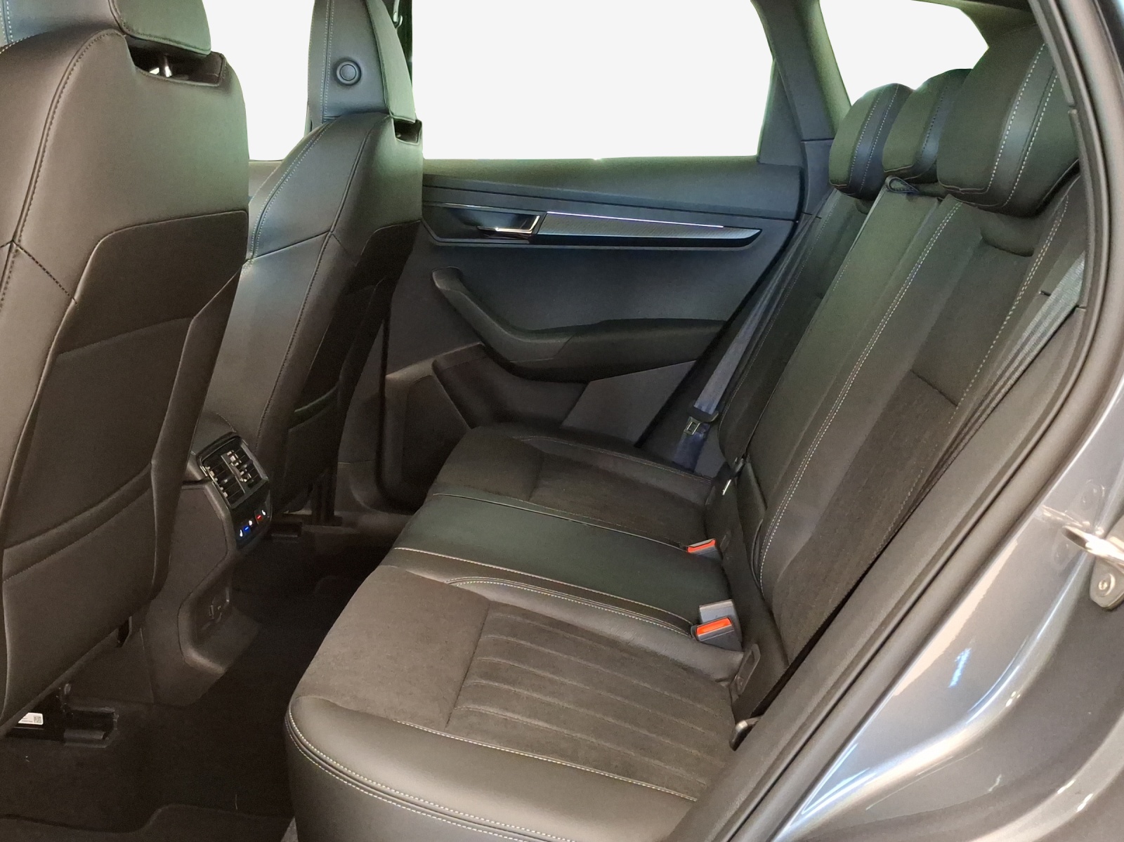 SKODA Karoq 2.0 TSI SportLine 4x4 DSG-image-11