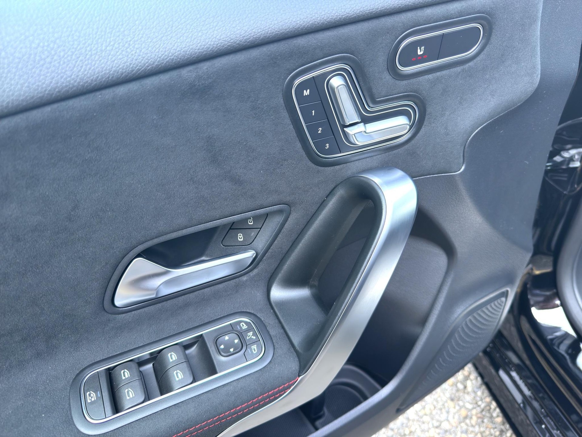 MERCEDES-BENZ A 220 d AMG Line-image-20