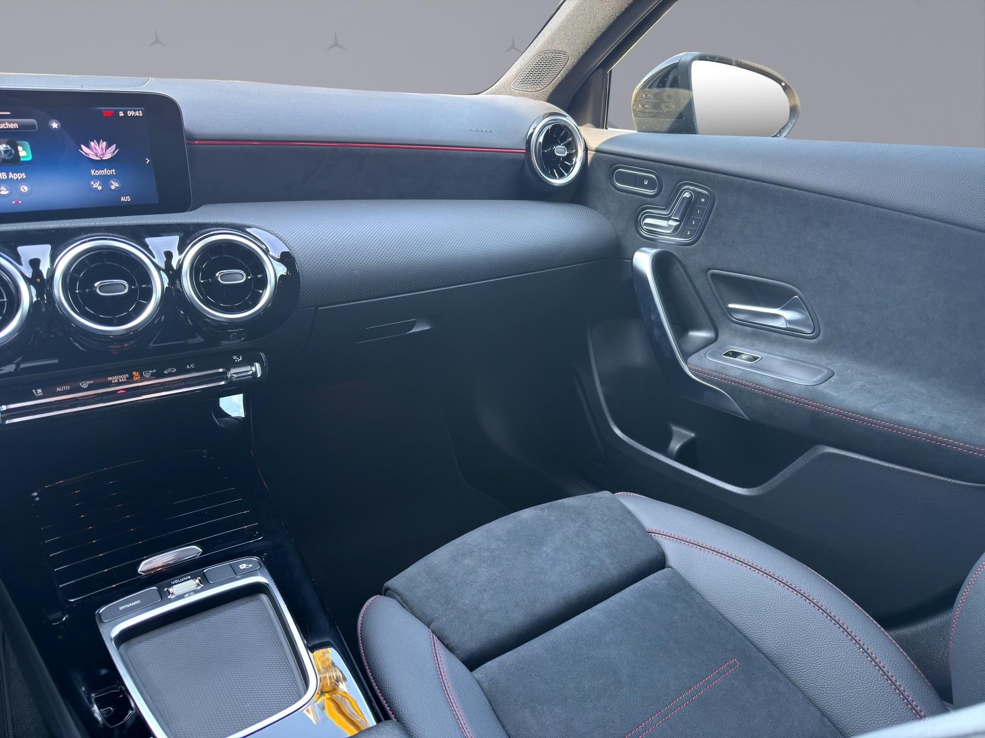 MERCEDES-BENZ A 220 d AMG Line-image-14