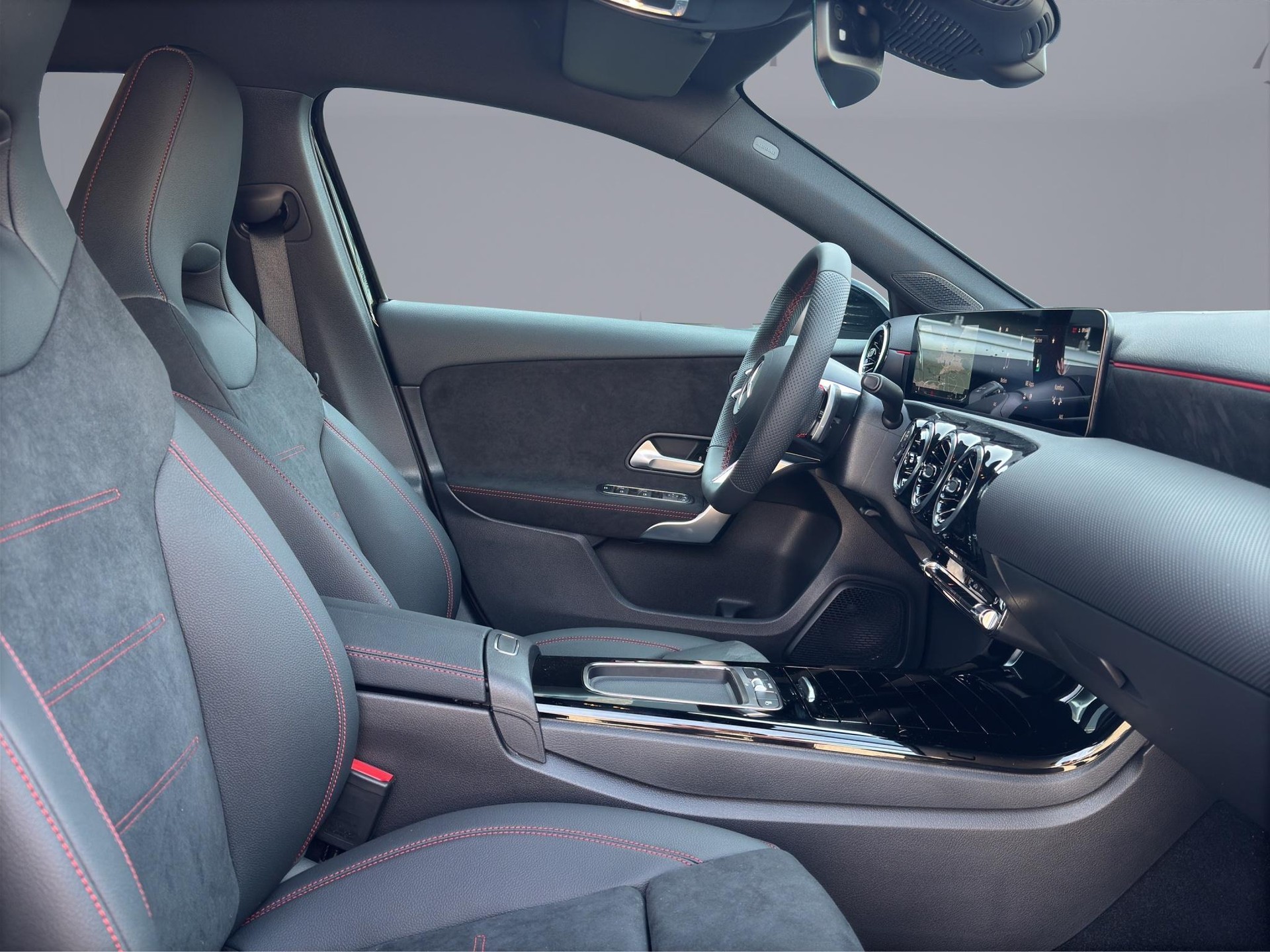 MERCEDES-BENZ A 220 d AMG Line-image-16
