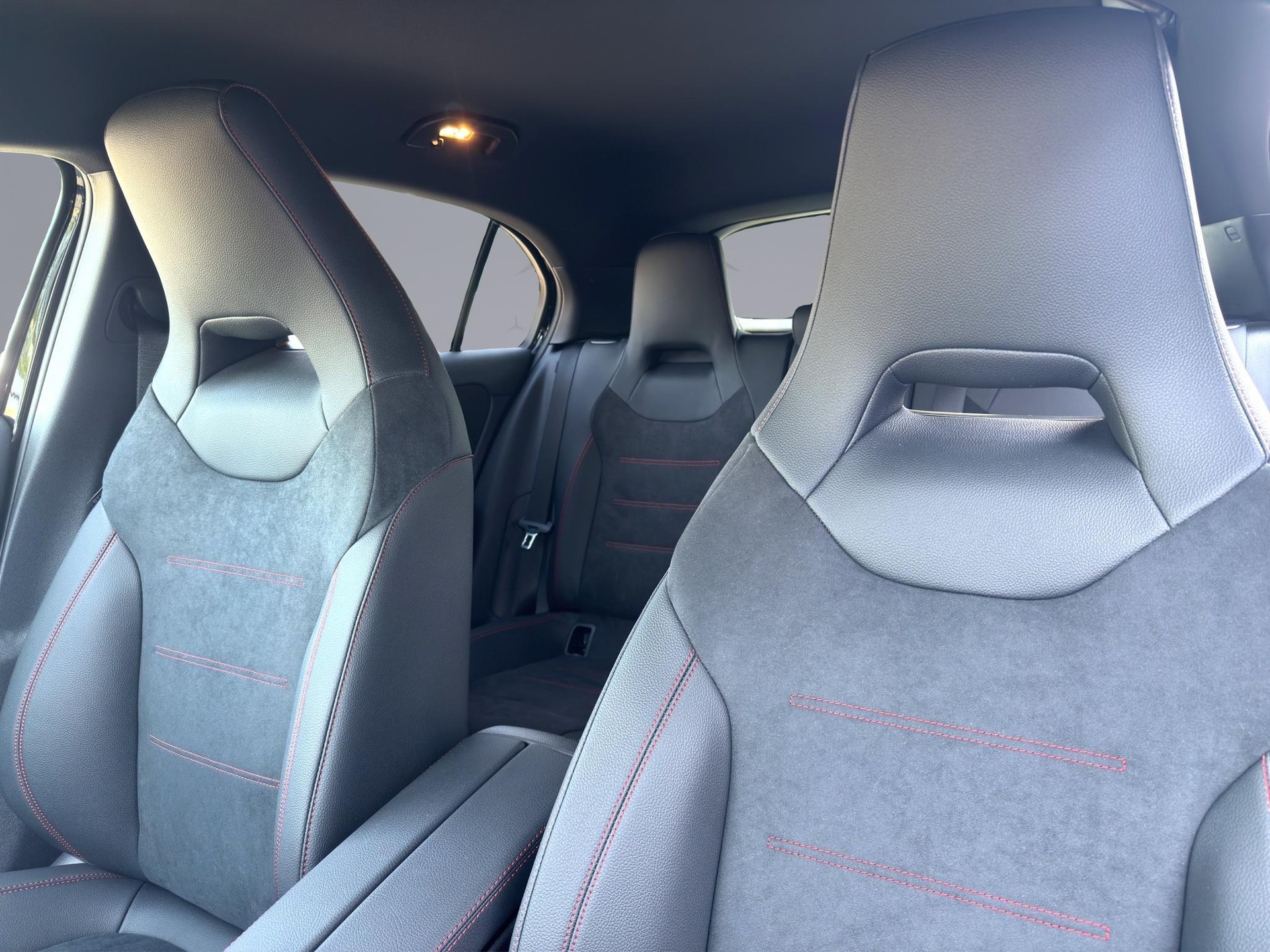 MERCEDES-BENZ A 220 d AMG Line-image-19
